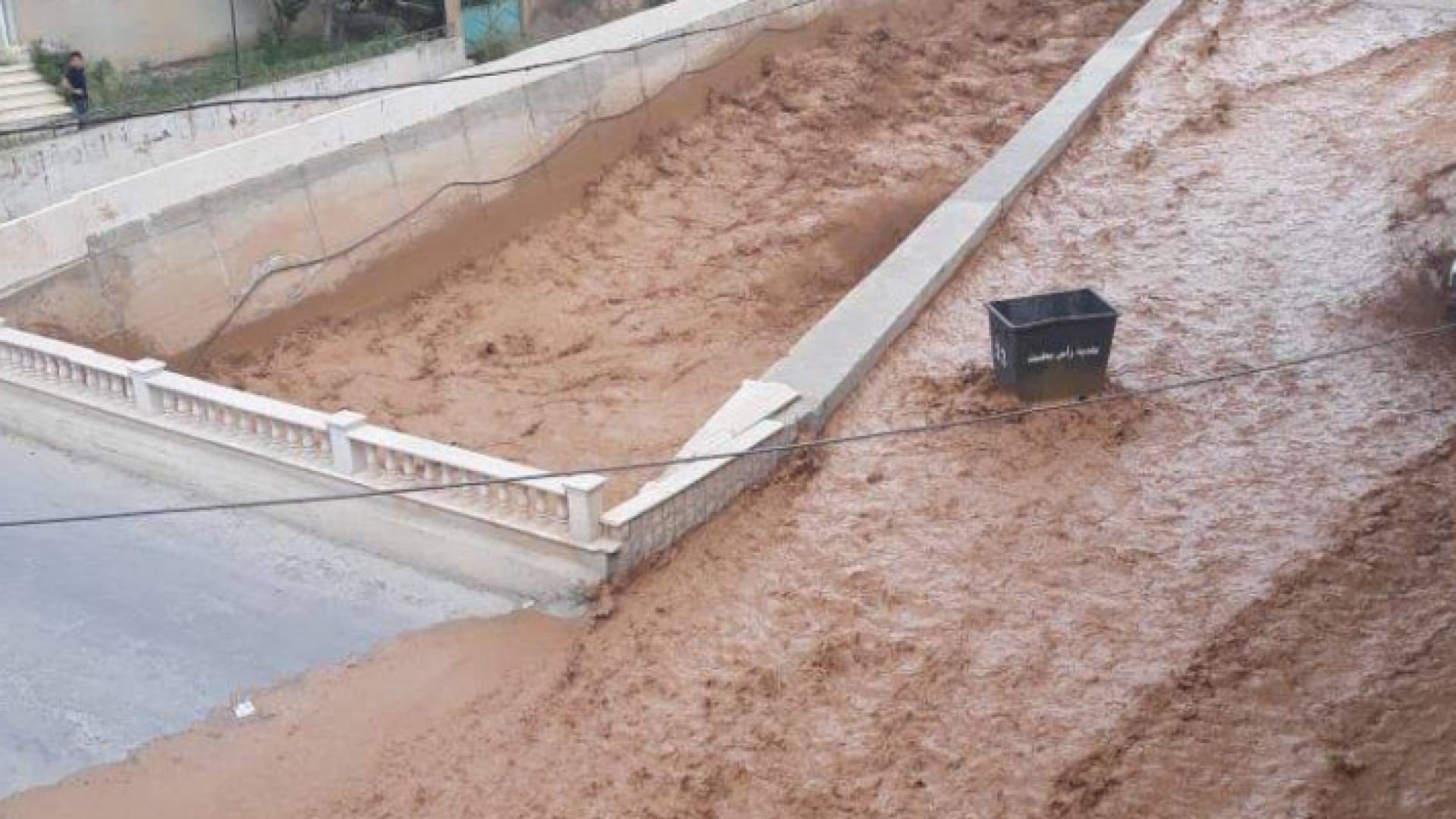 مشاهد من السييول الغزيرة