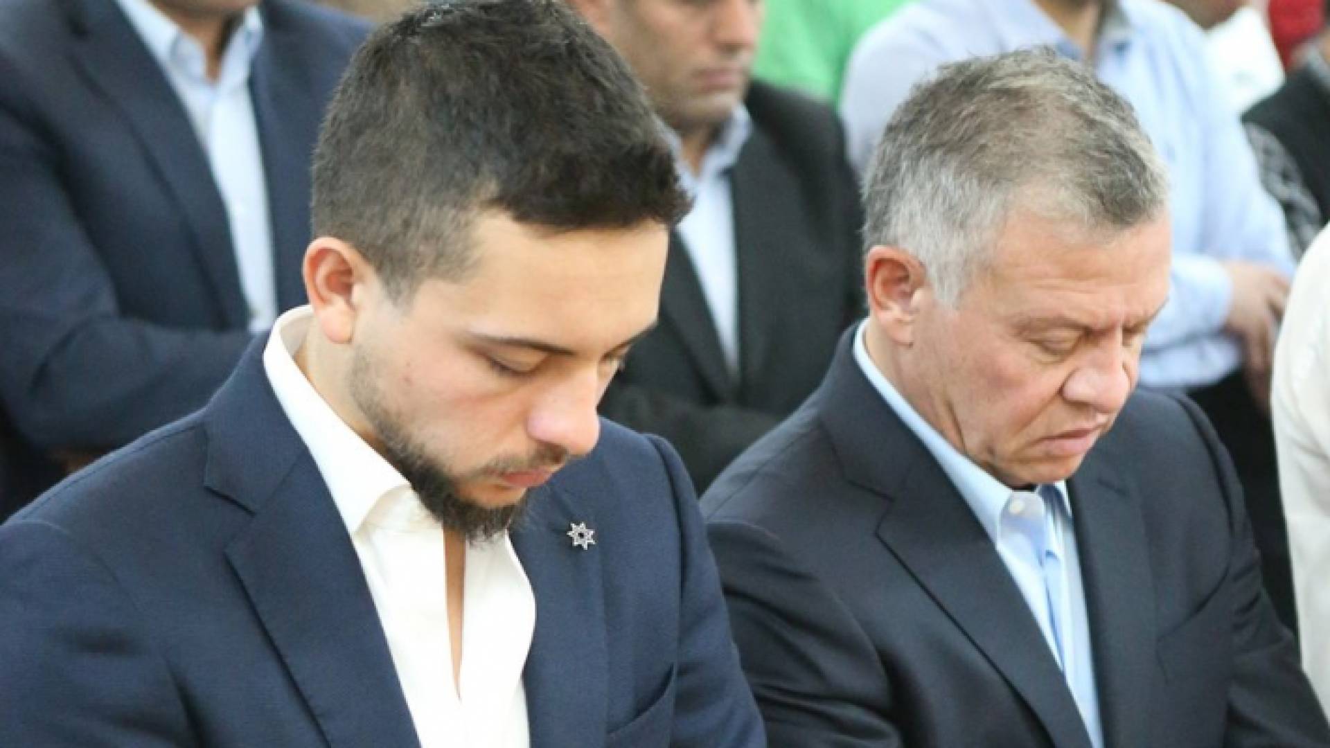 جلالة الملك وولي العهد، يشاركان المصلين أداء صلاة عيد الفطر المبارك في العقبة