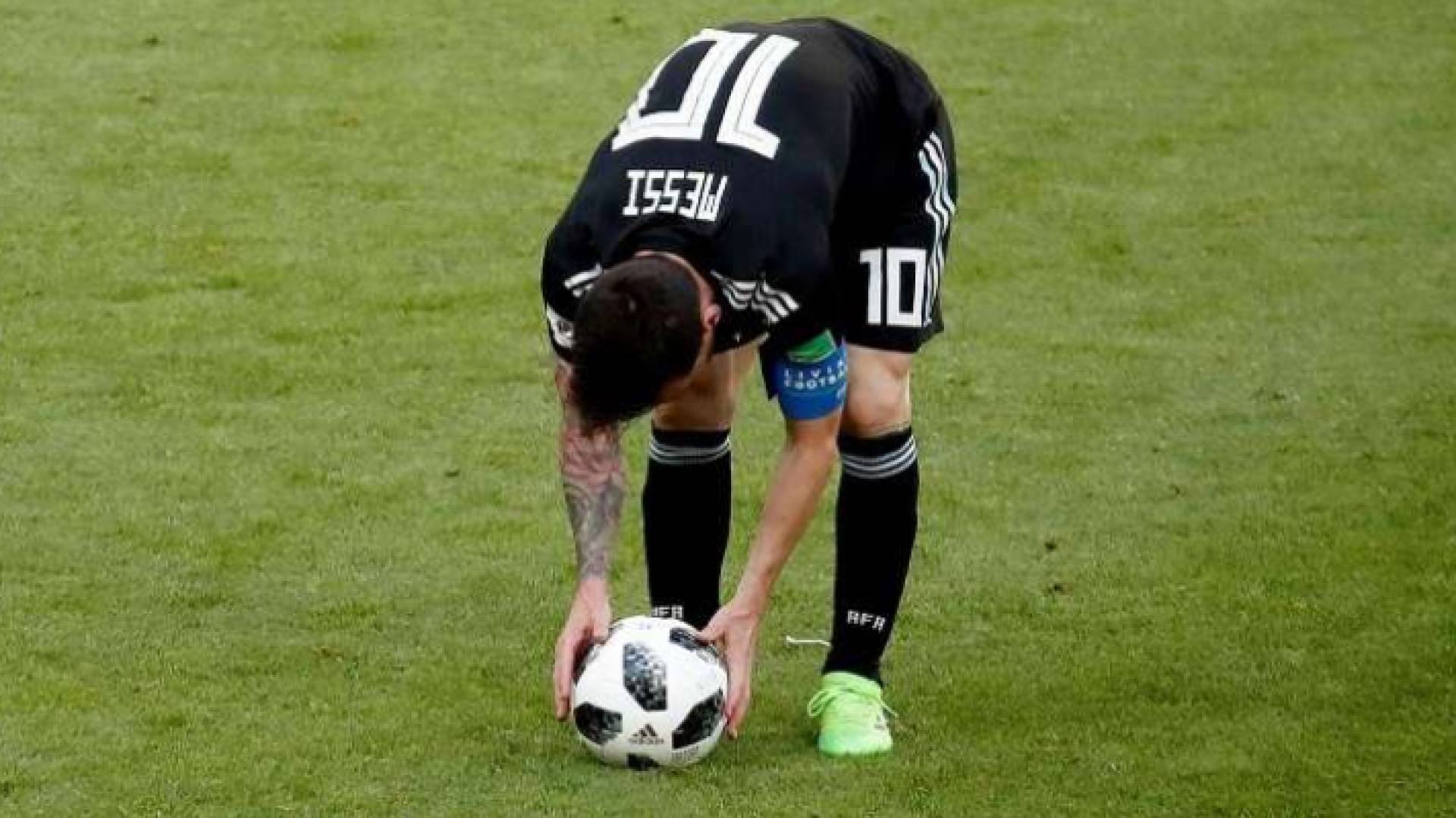 ميسي قبيل تنفيذه ركلة الجزاء