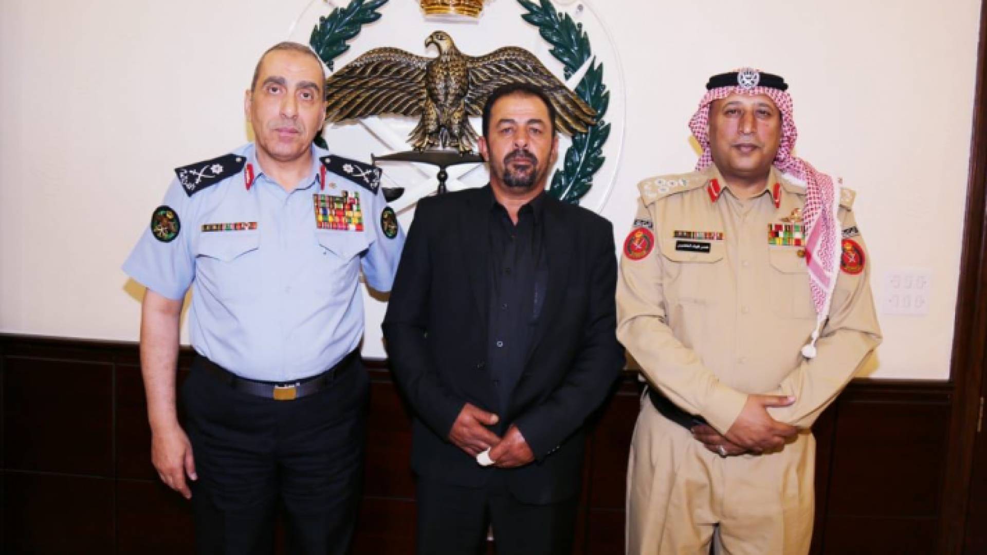 الحمود يكرم موطنا وعددا من مرتبات الأمن العام