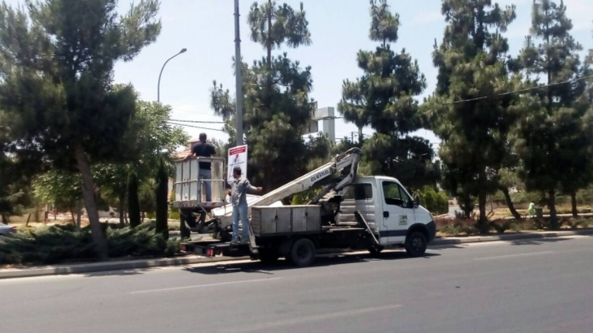 إزالة اليافطات واللوحات الإعلانية غير القانونية المخالفة