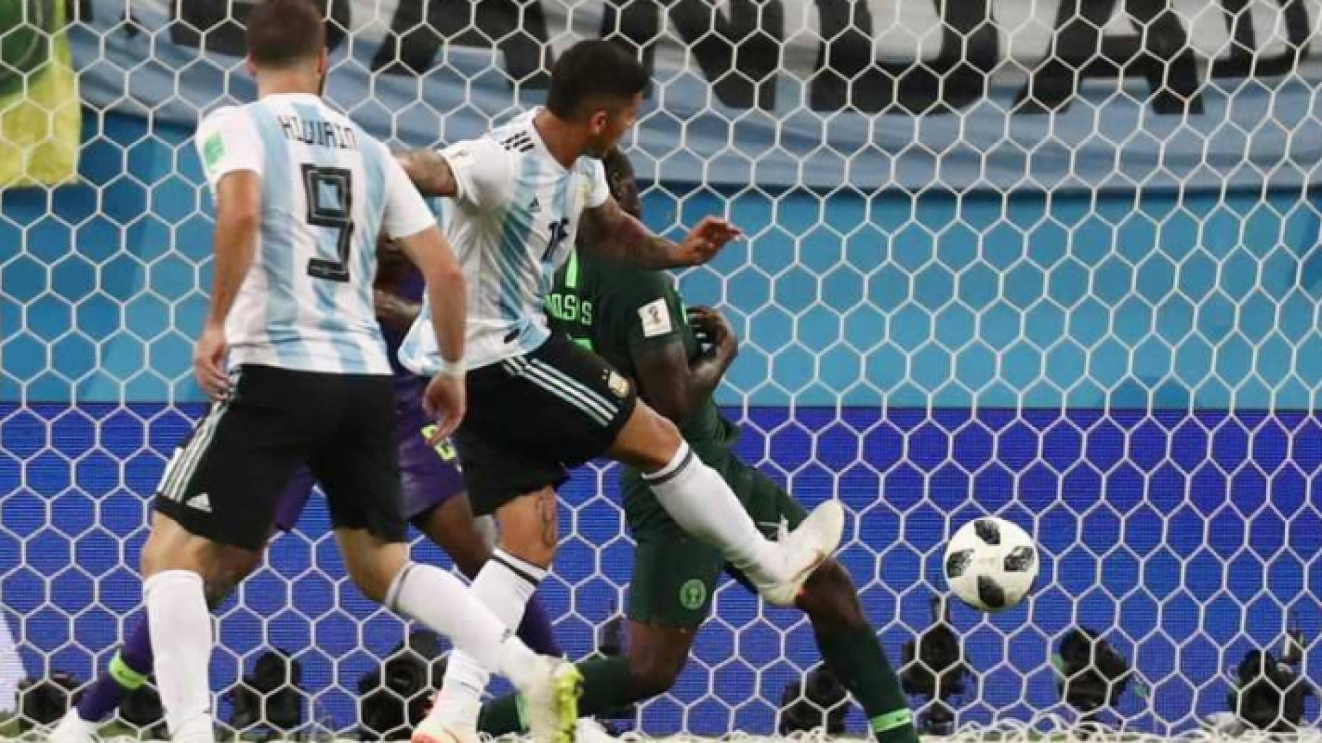 لحظة تسجيل روخو للهدف القاتل