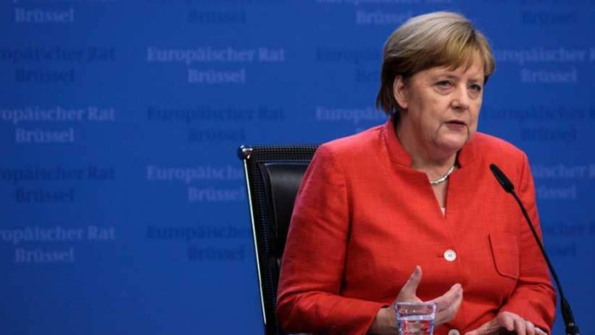 ميركل تتفق مع 14 دولة على "إعادة اللاجئين"