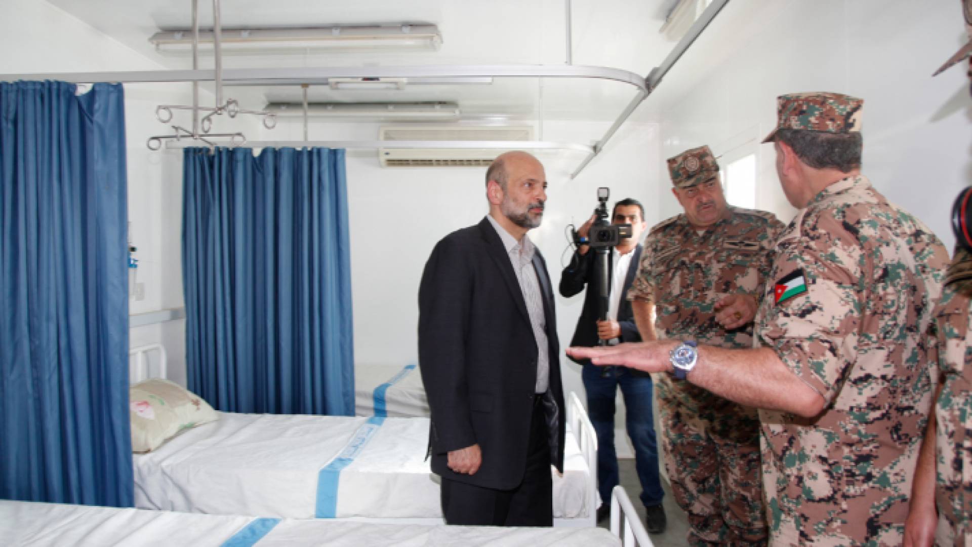 الرزاز يتفقد سير العمل بالمستشفى الميداني