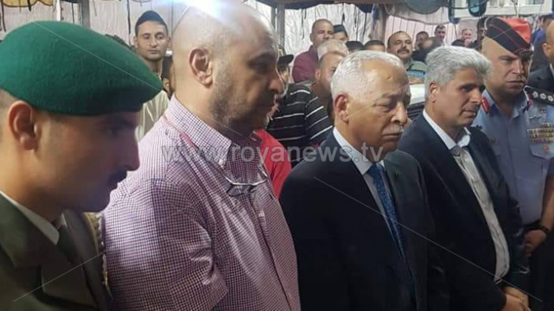 مندوبا عن الملك، رئيس الديوان الملكي ينقل تعازي جلالته لأسر المتوفين بحادث انهيار البناية في الزرقاء