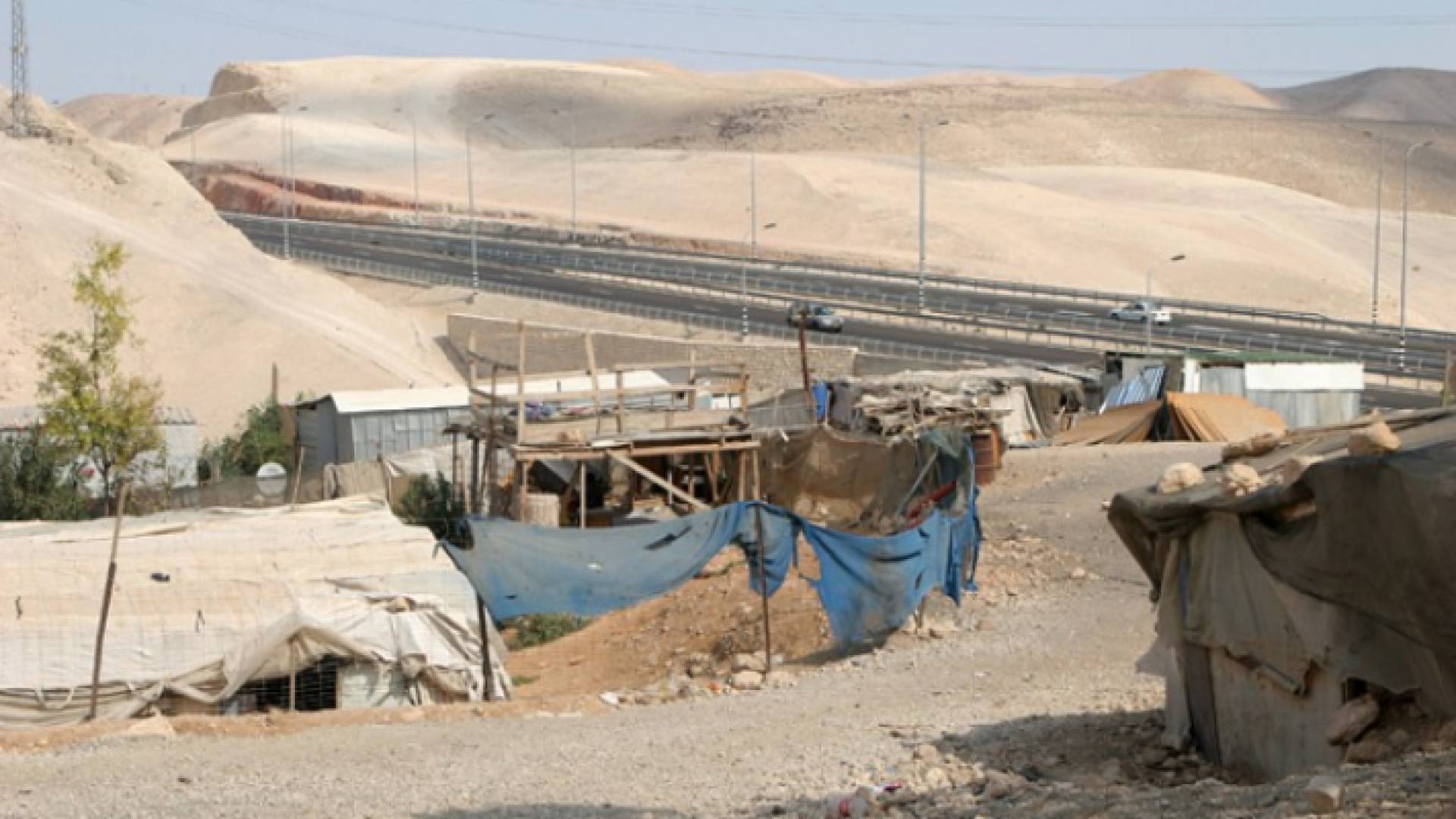 محكمة الاحتلال تجمد قرار الهدم في الخان الأحمر