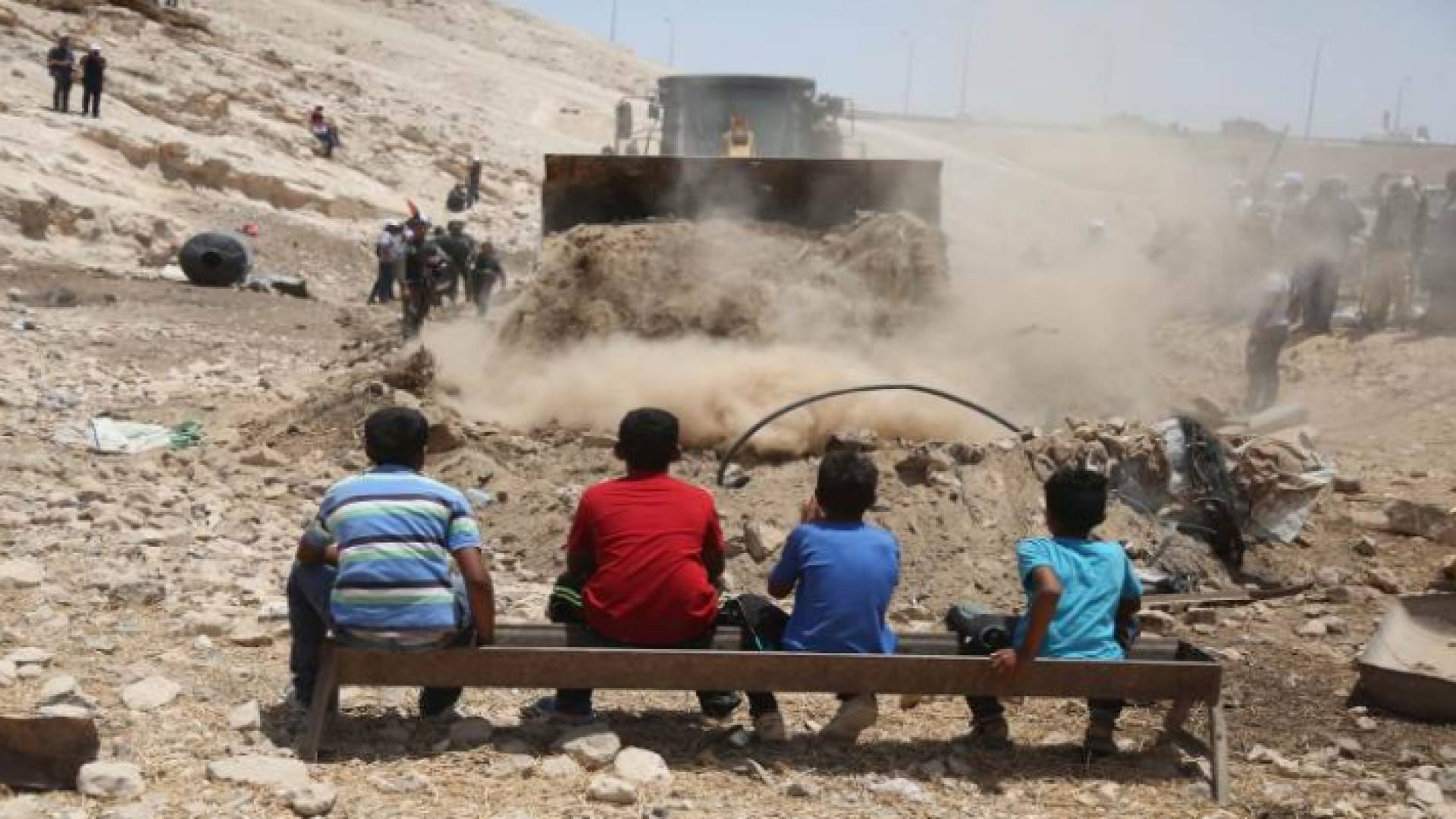 أطفال من قرية الاخان الاحمر