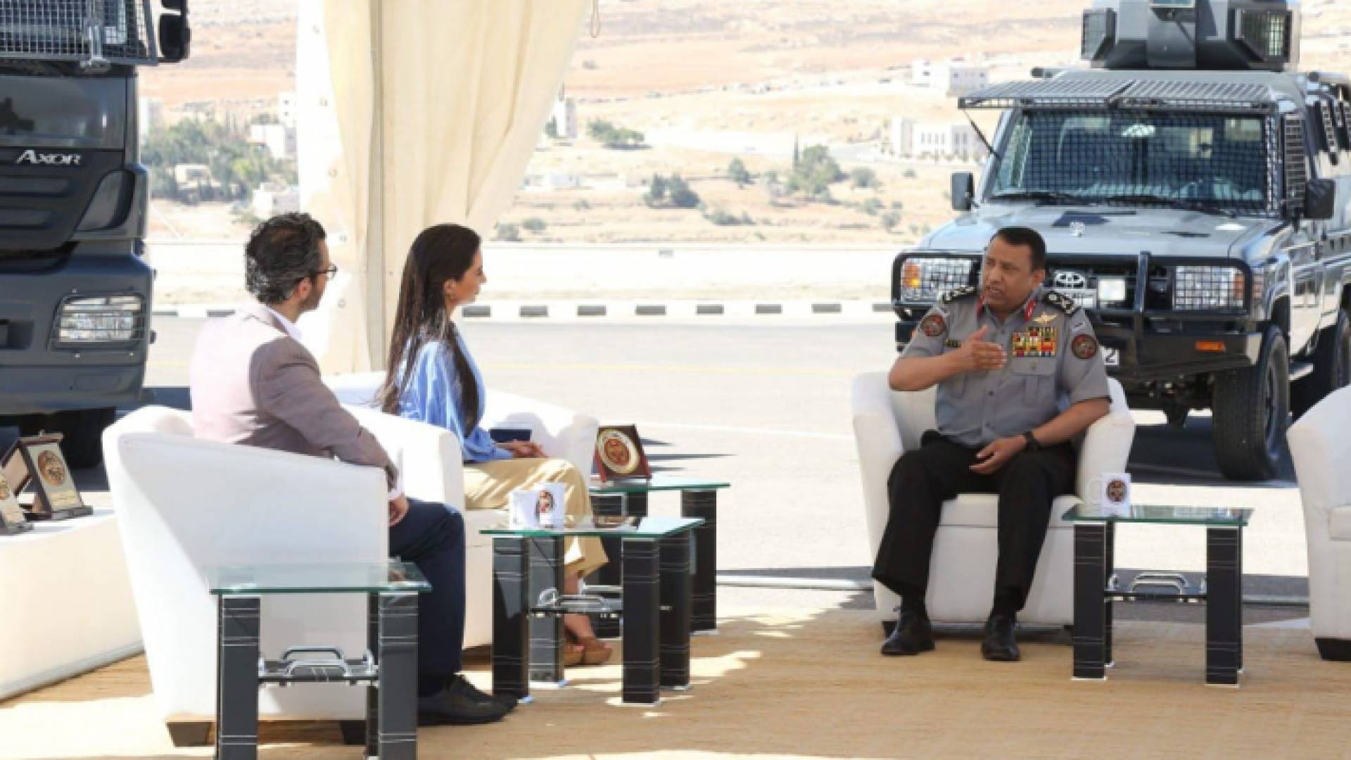 الزميل فؤاد الكرشة والزميلة ميس النوباني مع المدير العام لقوات الدرك اللواء الحواتمة