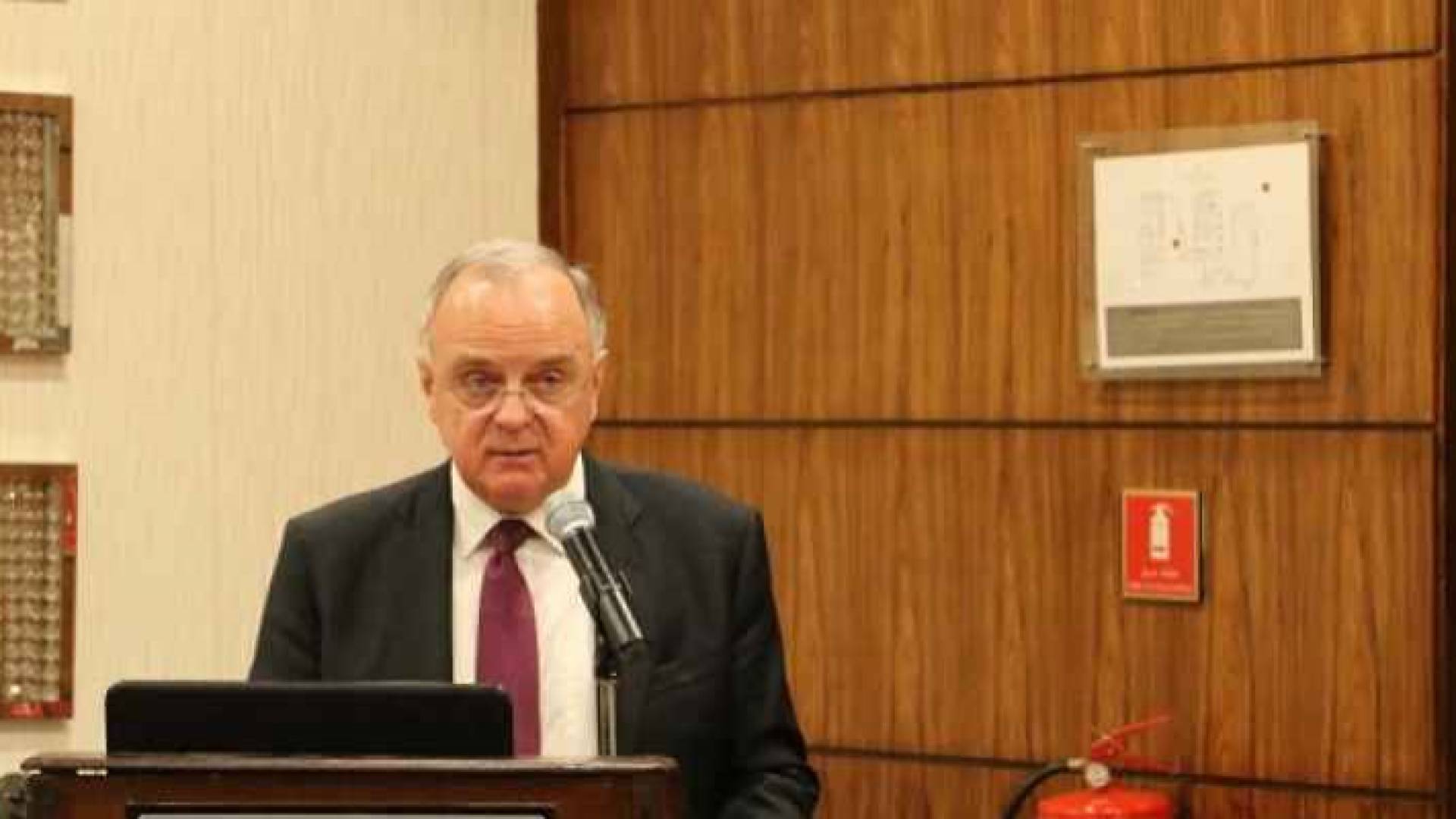 وزير العمل سمير سعيد