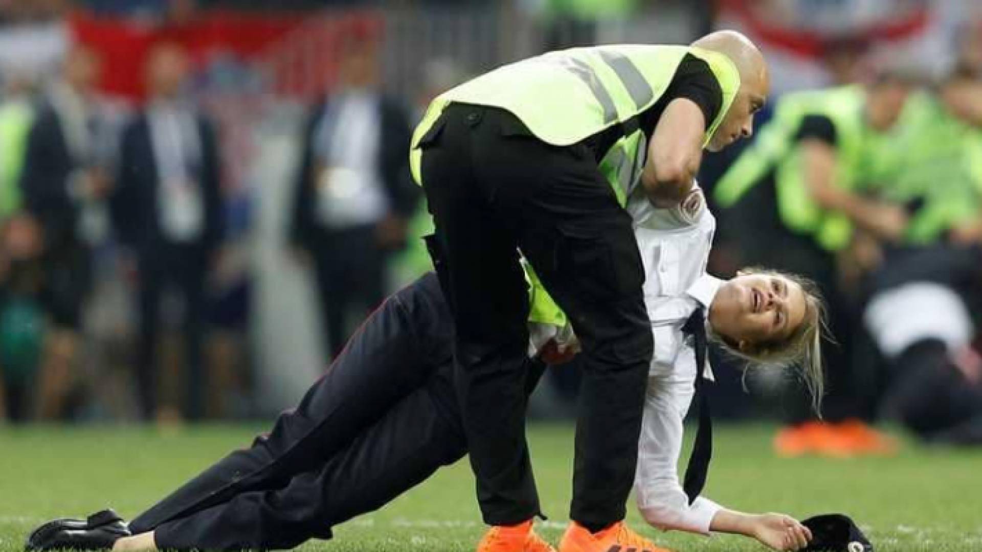 صورة لاقتحام الفتاة الملعب