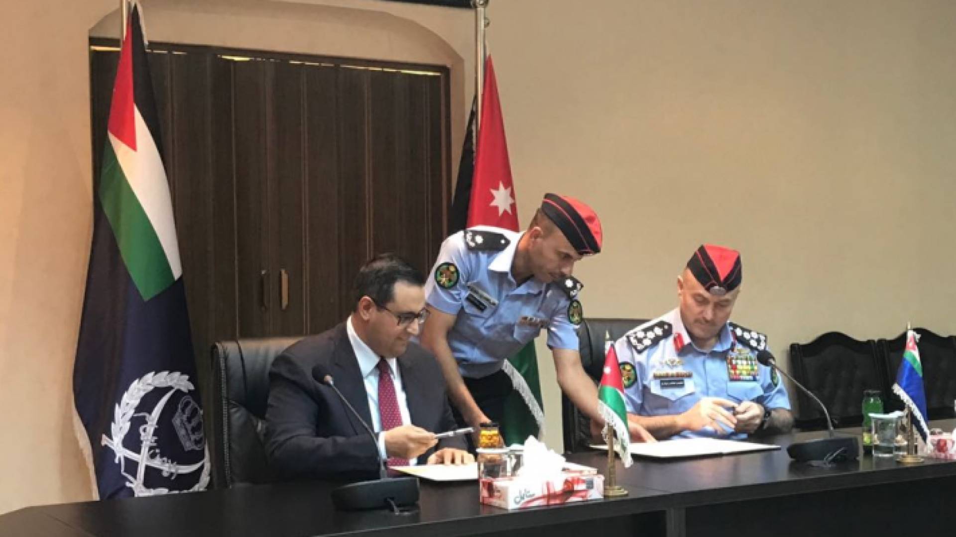 جانب من توقيع الاتفاقية