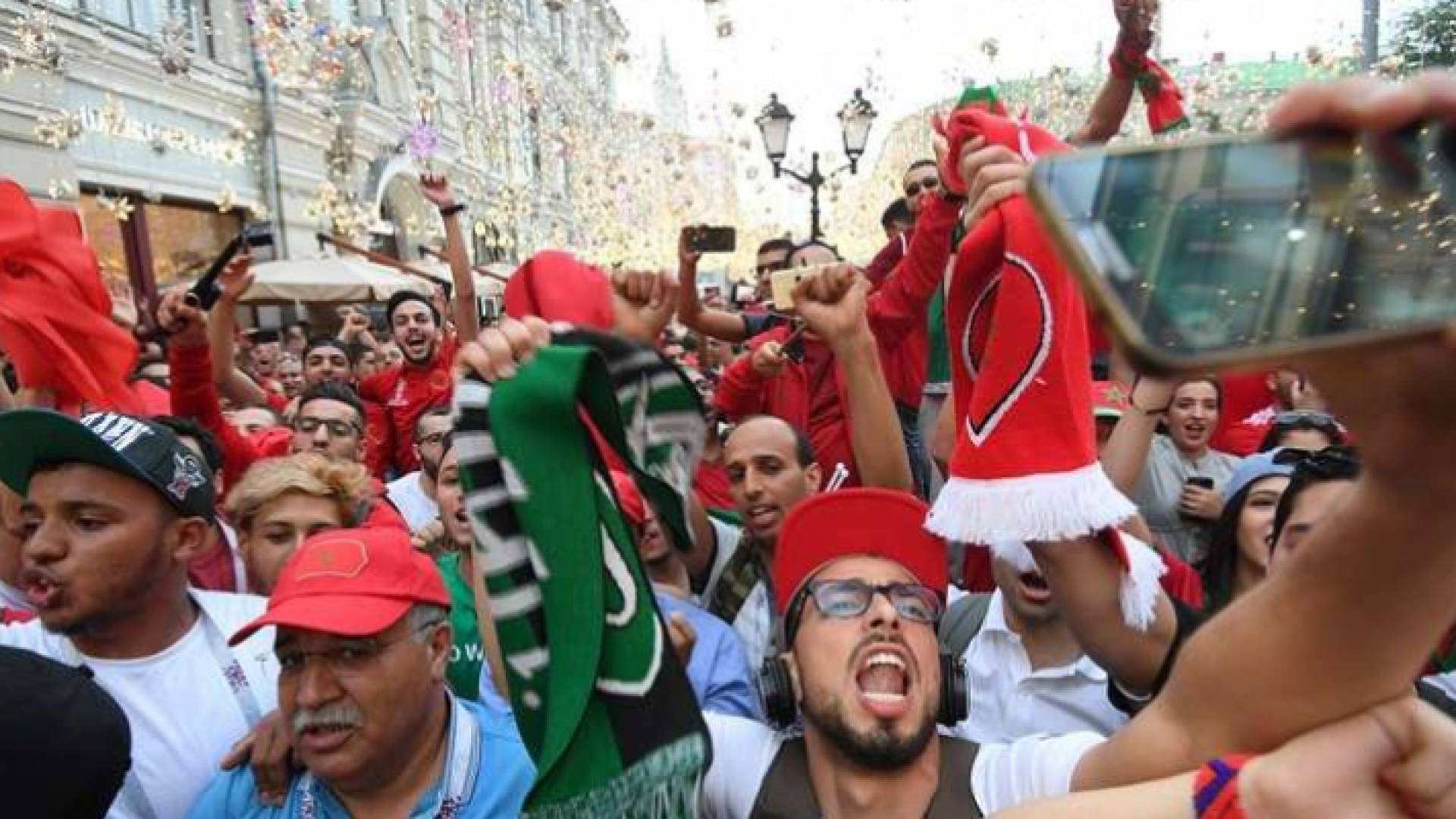 مشجعون أجانب في شارع نيكولسكايا وسط موسكو