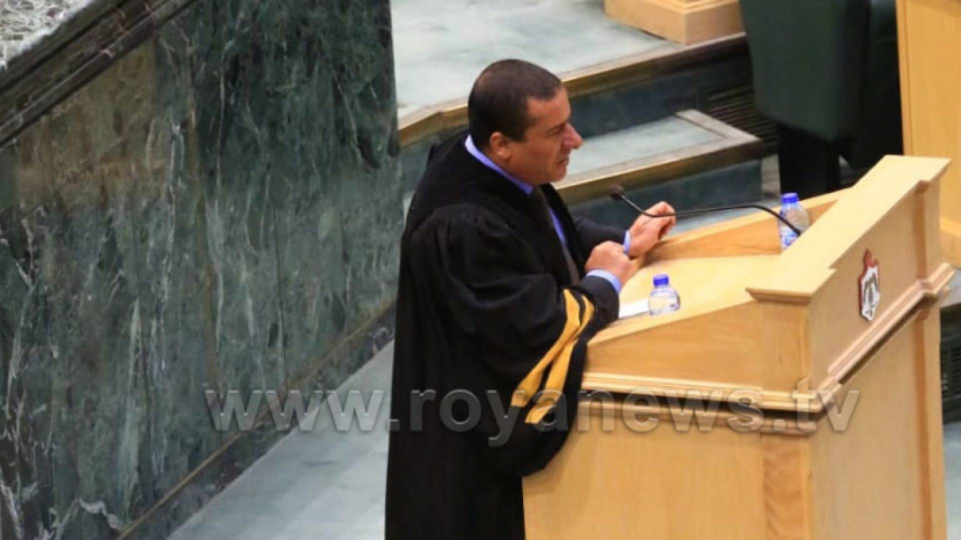 النائب غازي الهواملة خلال القاء كلمته في المجلس