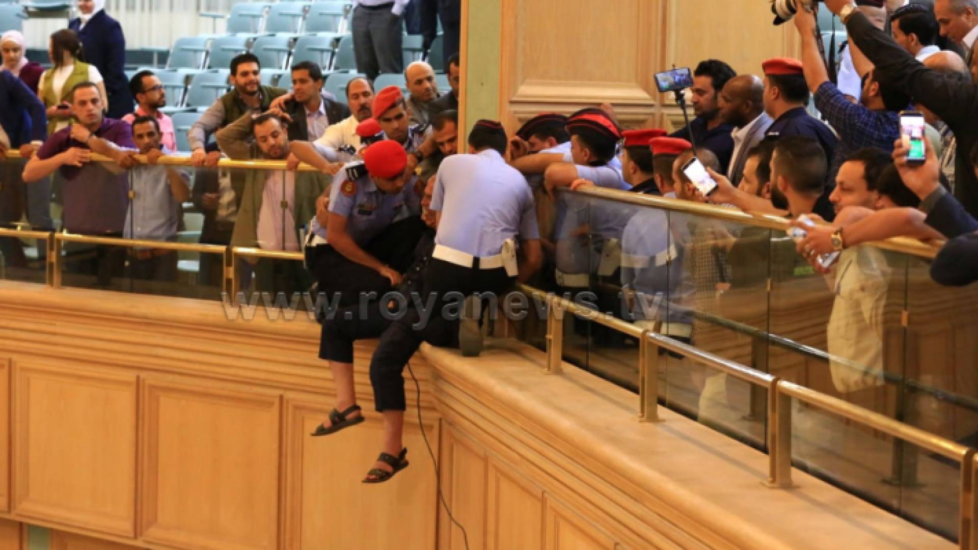 صورة تظهر الشخص الذي حاول الانتحار من شرفات المجلس
