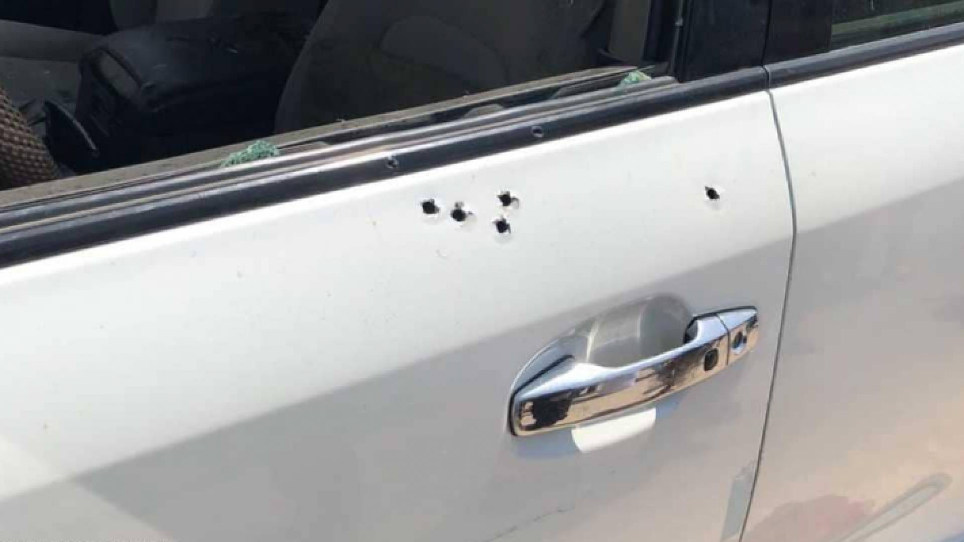 آثار الرصاص في السيارة