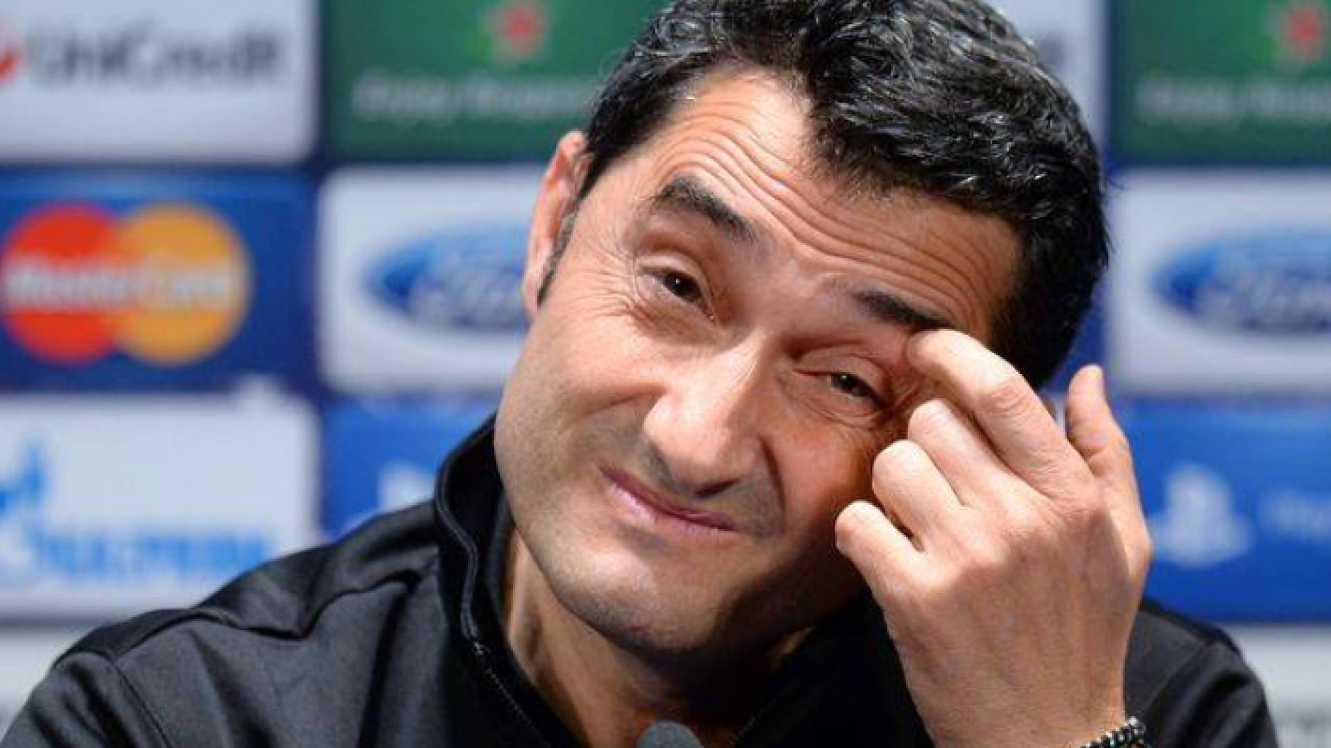 المدرب الإسباني إرنستو فالفيردي المدير الفني لنادي برشلونة