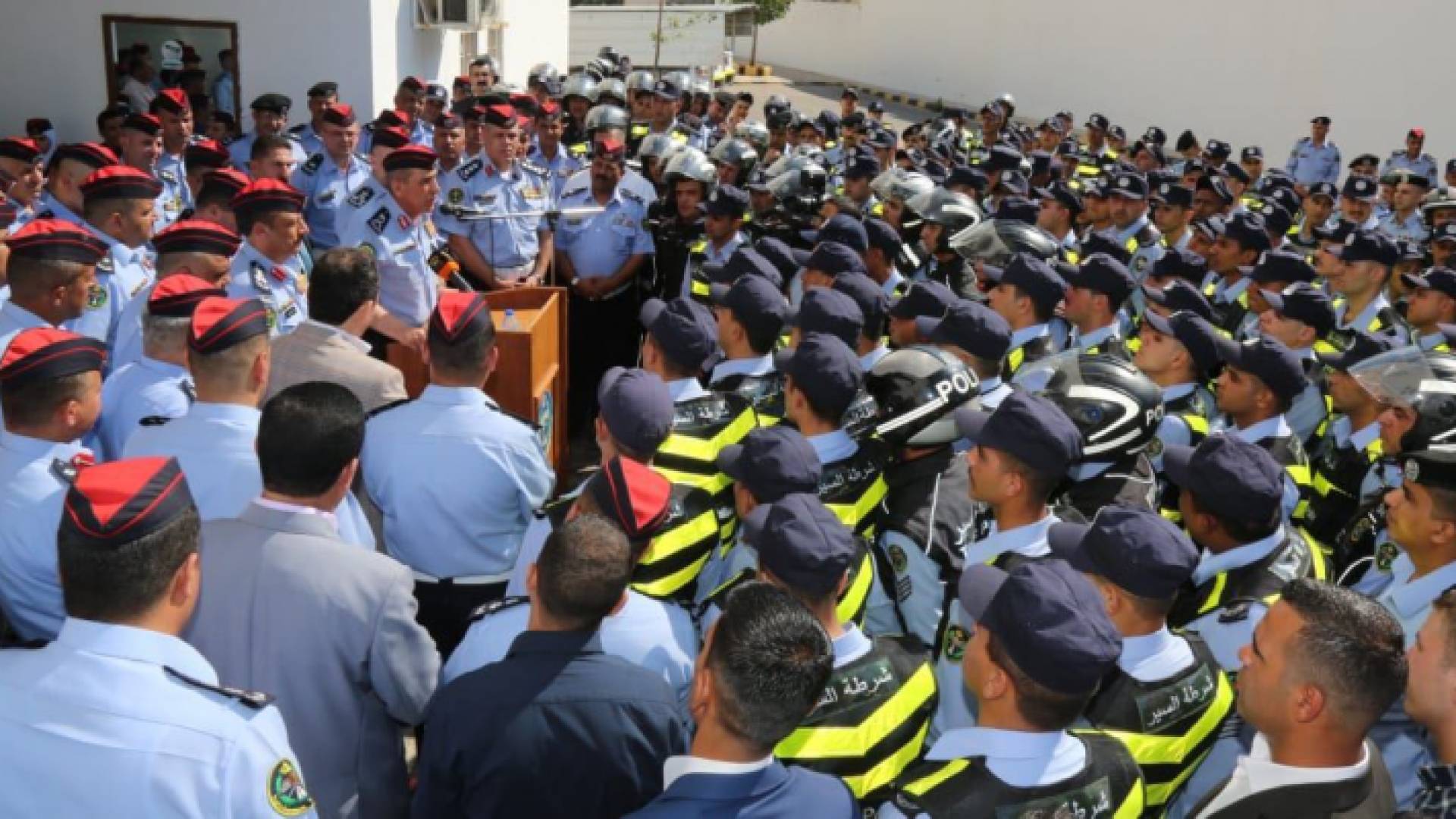 الحمود يكرم طاقم دورية السير التي تعرضت للاعتداء أثناء أدائها لواجبها