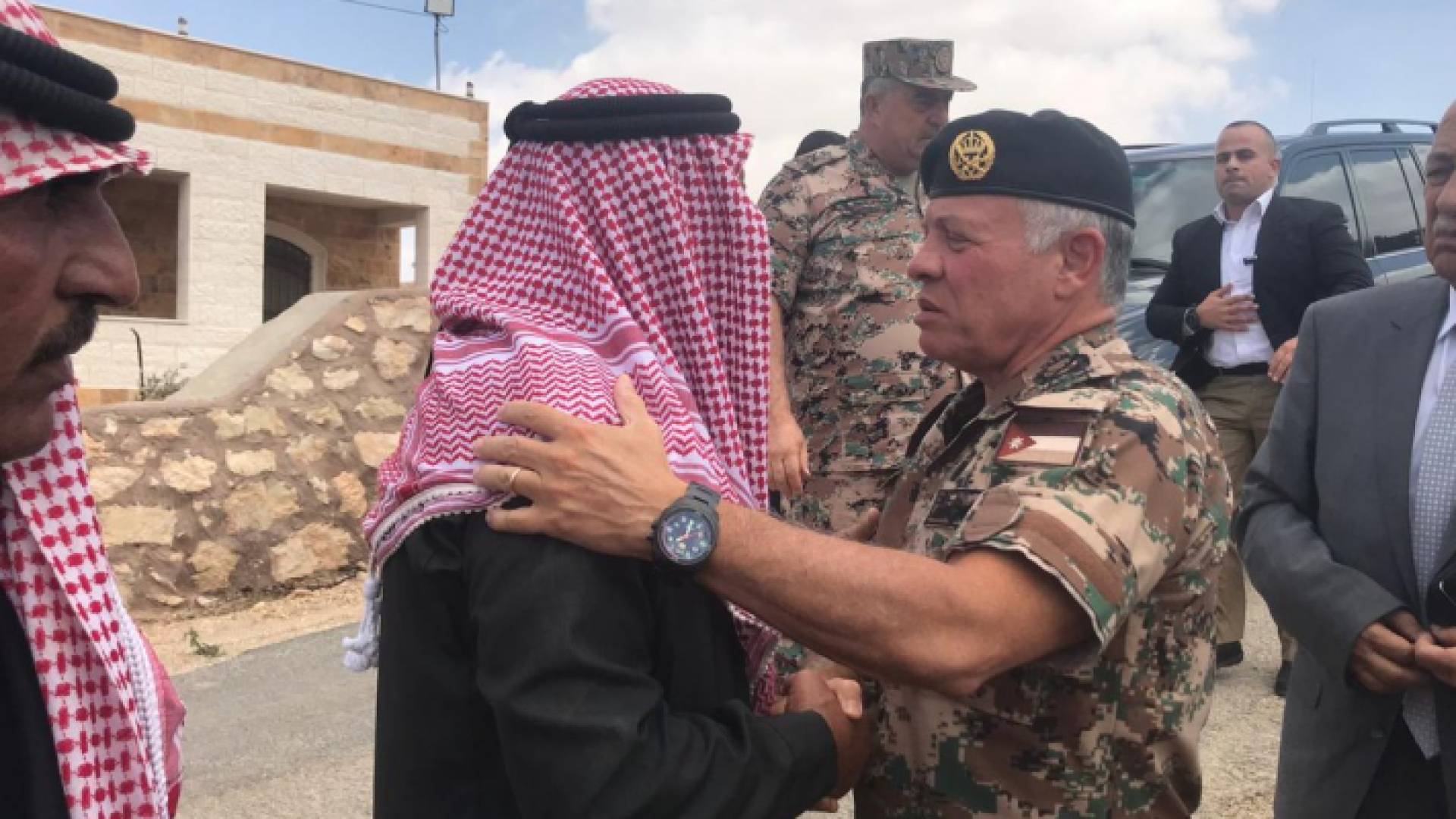 الملك يقدم واجب العزاء بالشهيد هشام العقاربة في الزرقاء