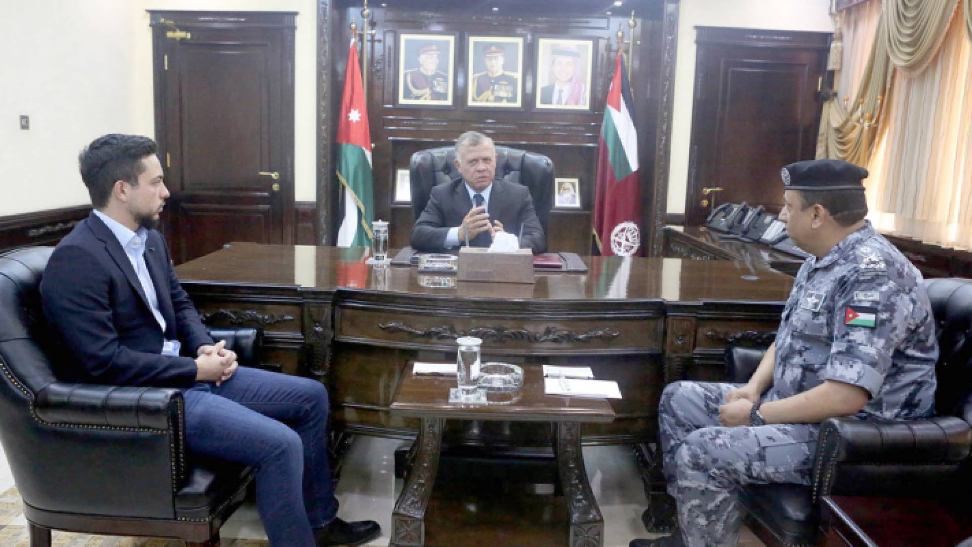 الملك يزور مديرتي الدرك والأمن العام