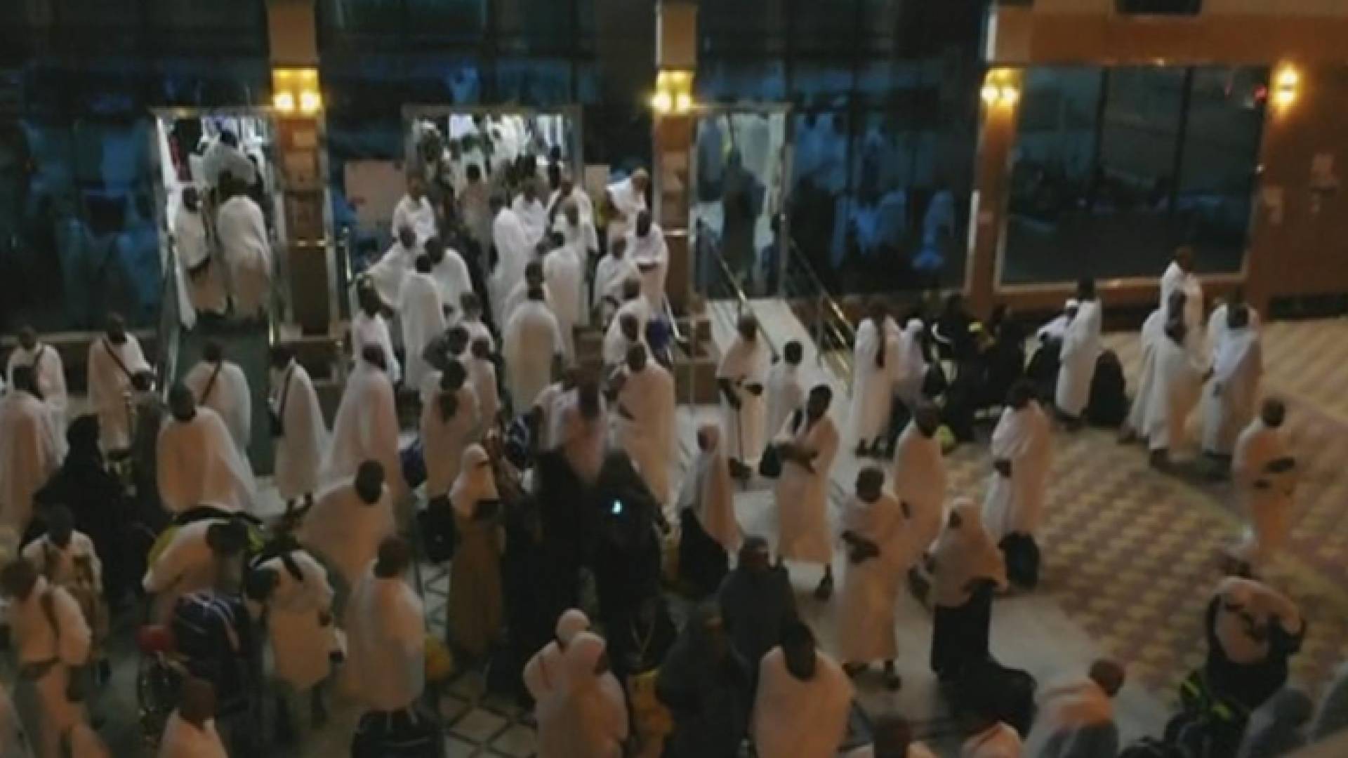 الحجاج يبدأون الصعود على عرفات بعد المبيت في منى