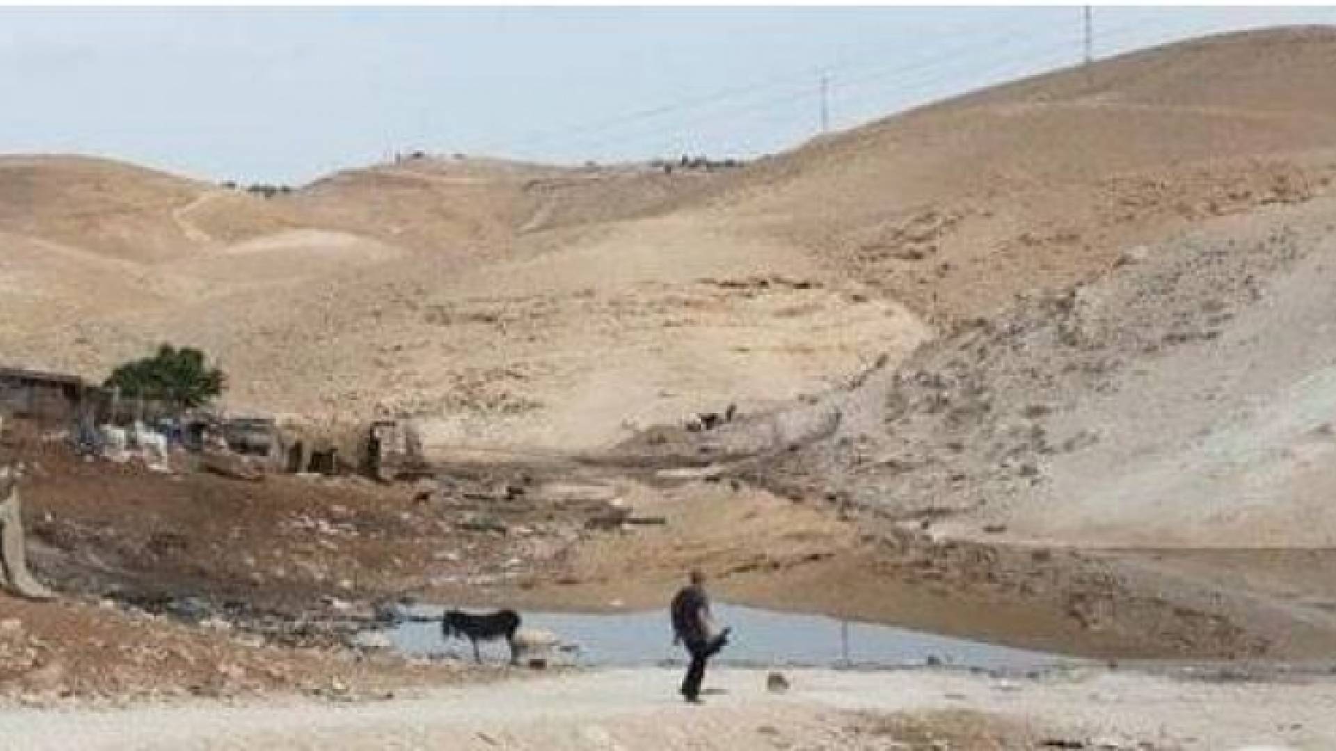 مستوطنون يغرقون الاراضي قرب الخان بالمياه العادمة