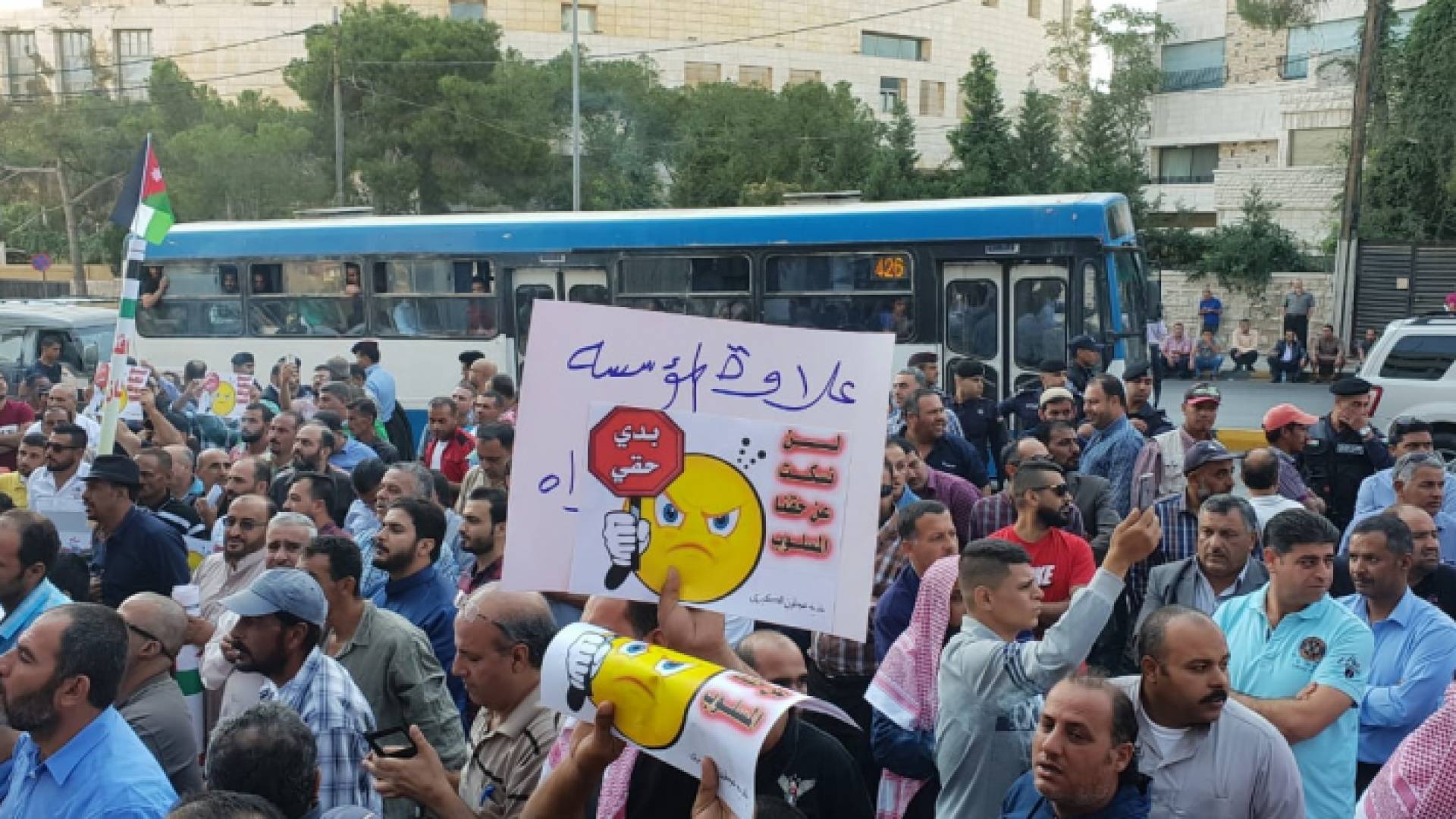 جانب من اعتصام موظفي البلديات امام الوزارة في العاصمة عمان