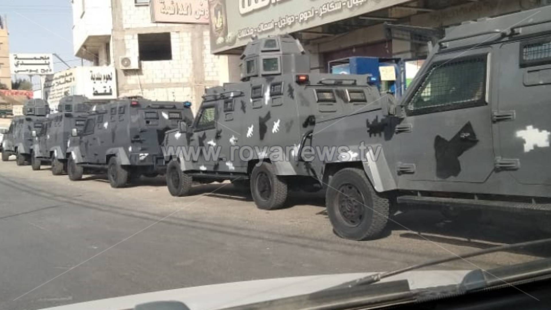 الصورة من التعزيزات الأمنية في حي الزواهرة بالزرقاء