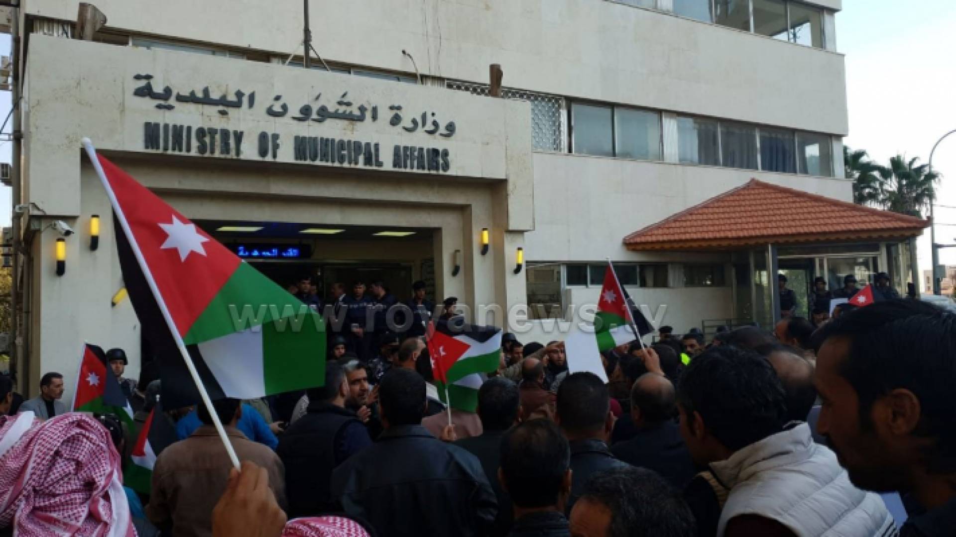 موظفو البلديات الاحد امام وزارة البلديات