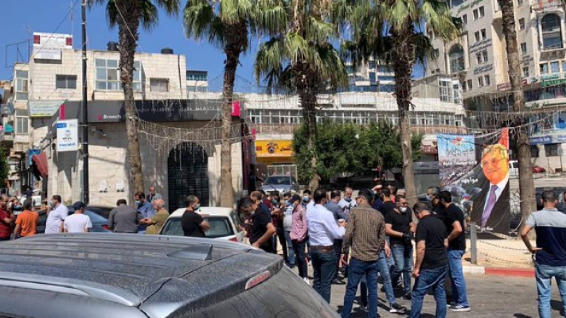 تجار رام الله يحتجون على الإغلاق ويطالبون بفتح محالهم التجارية