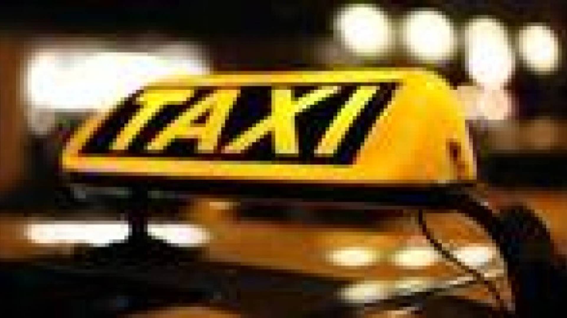 سائقة سيارة أجرة ترفض التقاعد.. رغم بلوغها التسعين