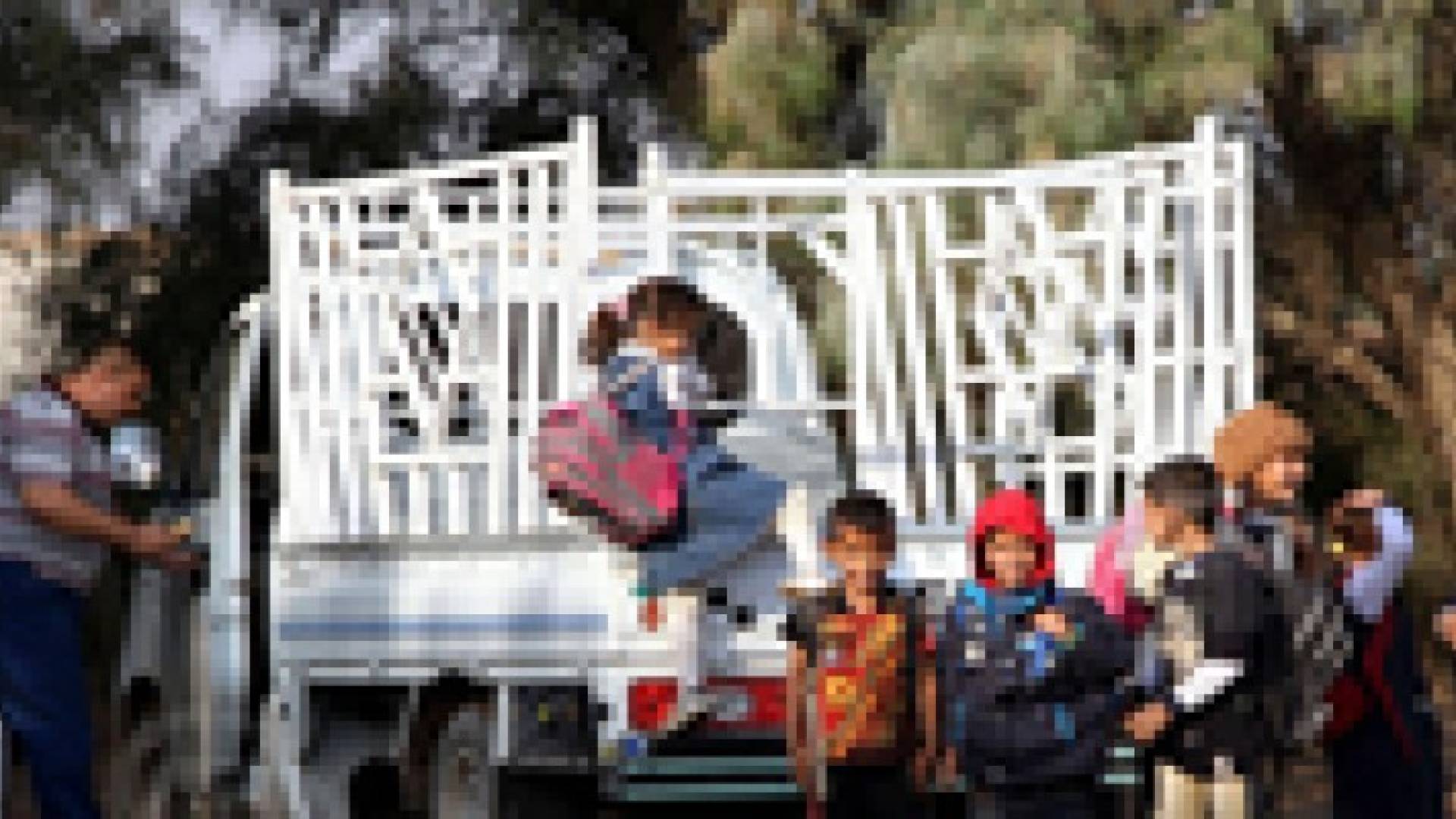 اطفال العراق يذهبون لمدارسهم بعربة نقل بضائع