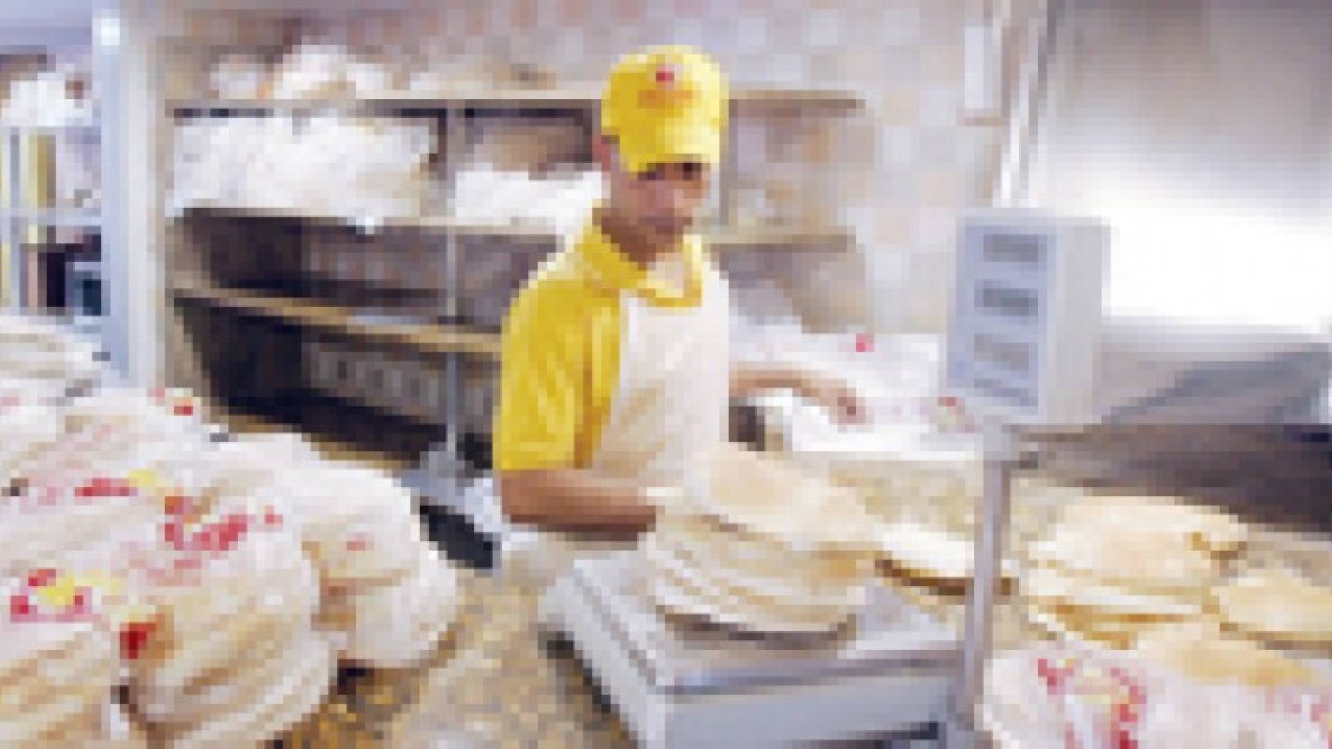 إقبال كثيف على المخابز والمحروقات