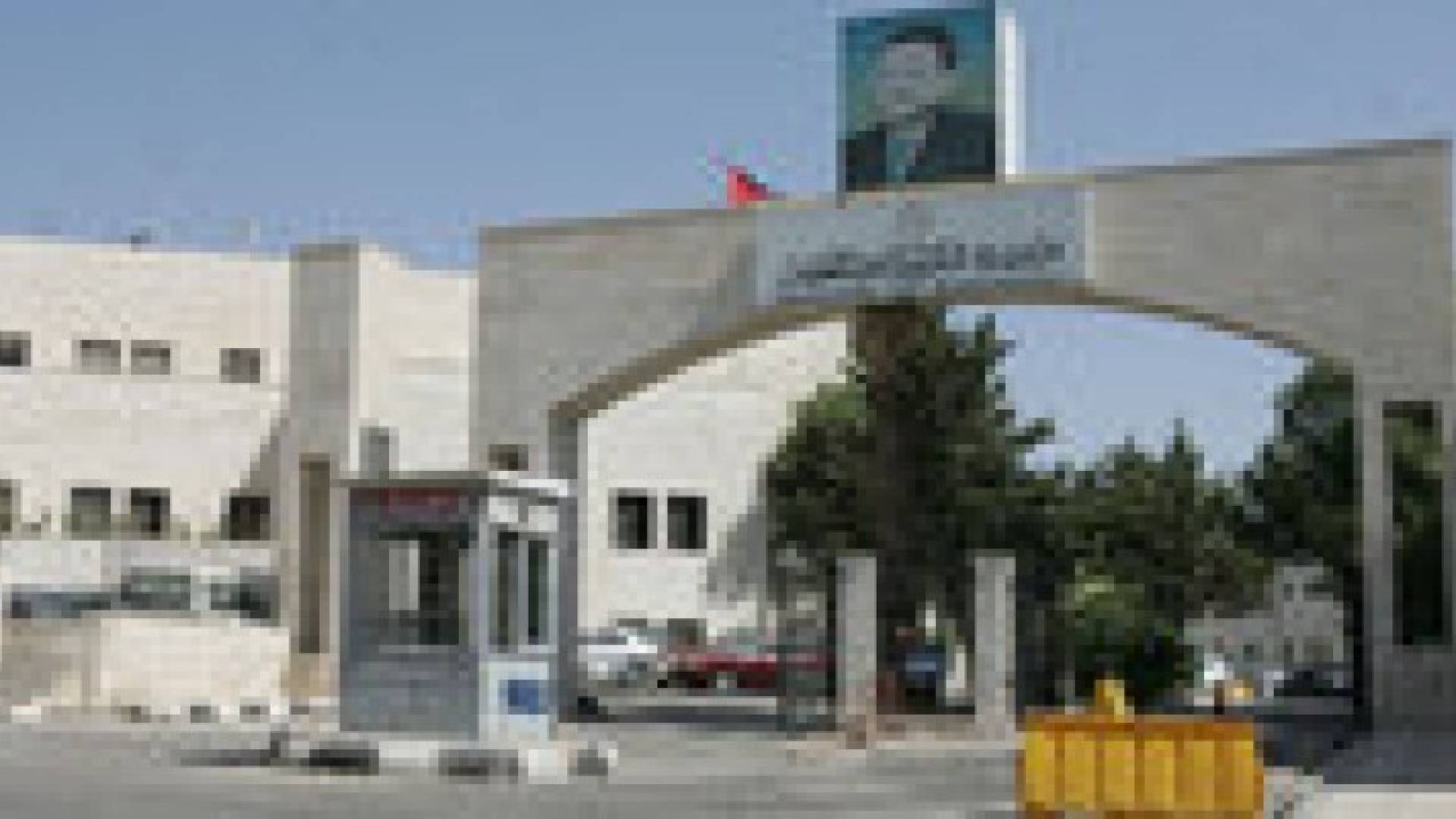 غور الصافي: نقل قاعة توجيهي وحرمان طالب