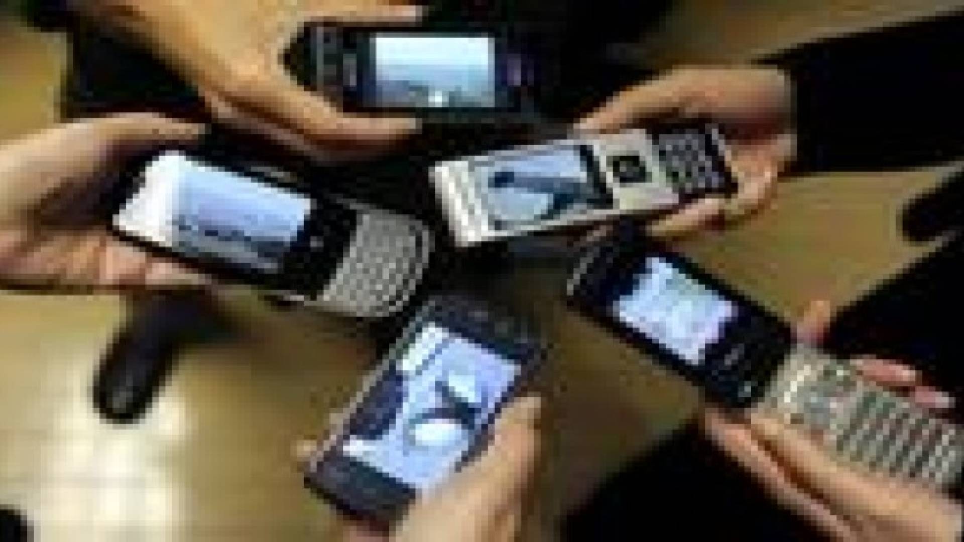 مهربون يكسرون حاجزا للشرطة