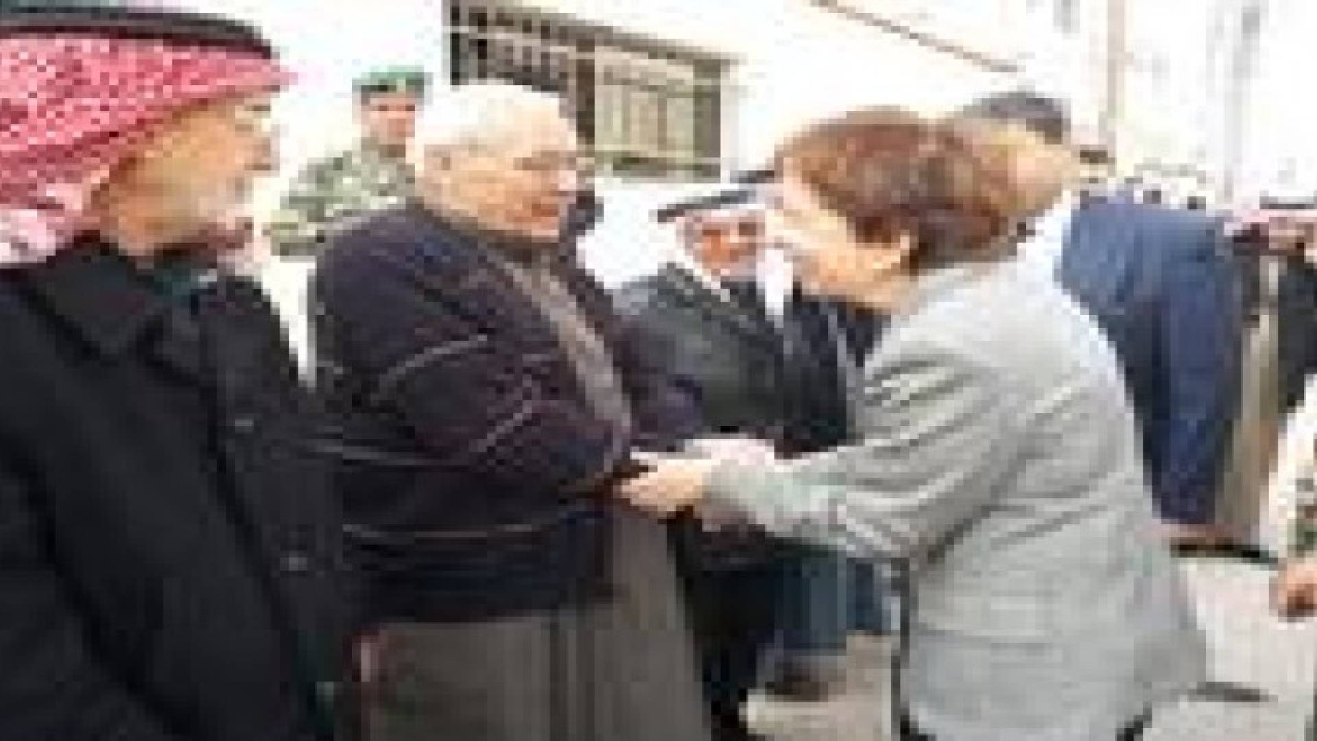 الاميرة بسمة توزع مساعدات على أسر فقيرة في حي نزال