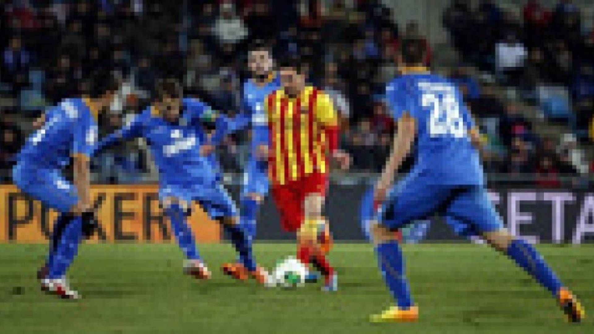 بالفيديو .. في لقطة طريفة ميسي يمرر الكرة للاعب احتياط على طريقة "التيكي تاكا"