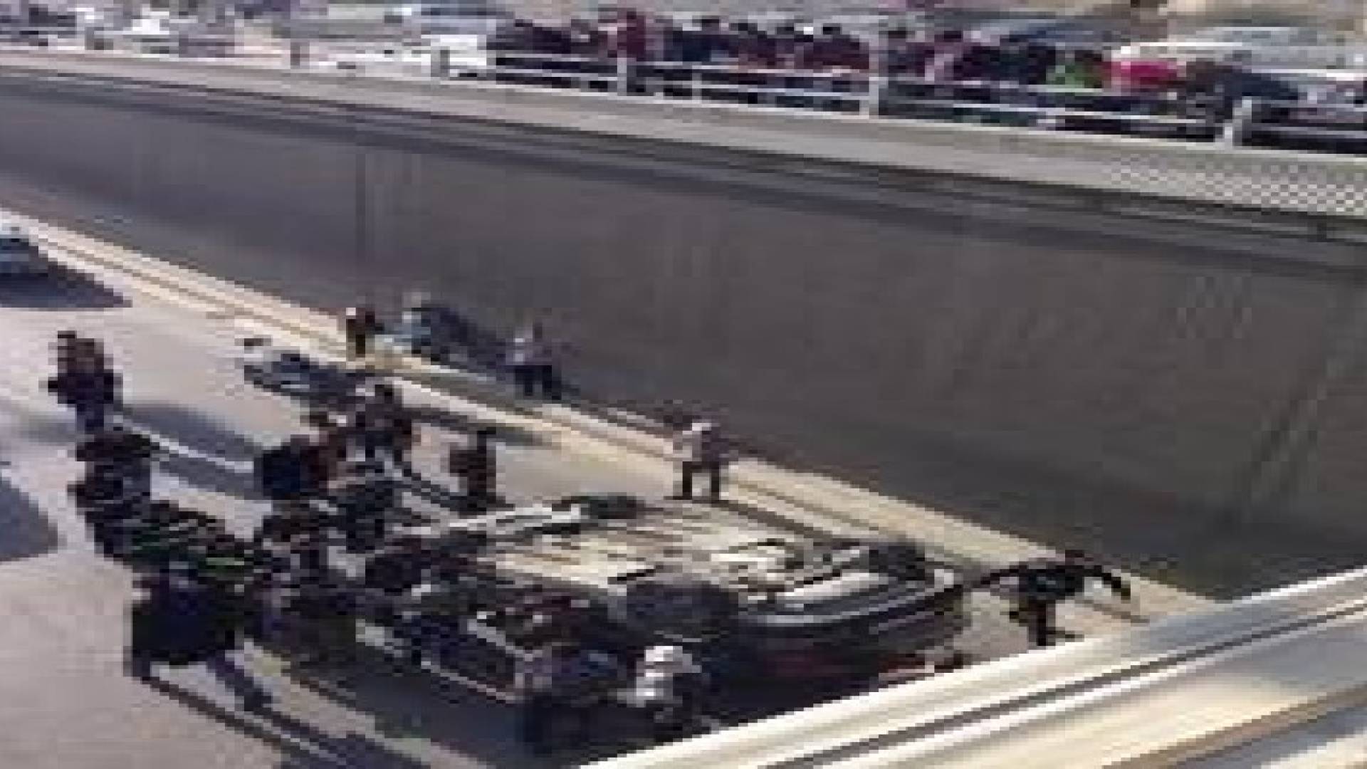 تدهور سيارة داخل نفق المدينة الرياضية