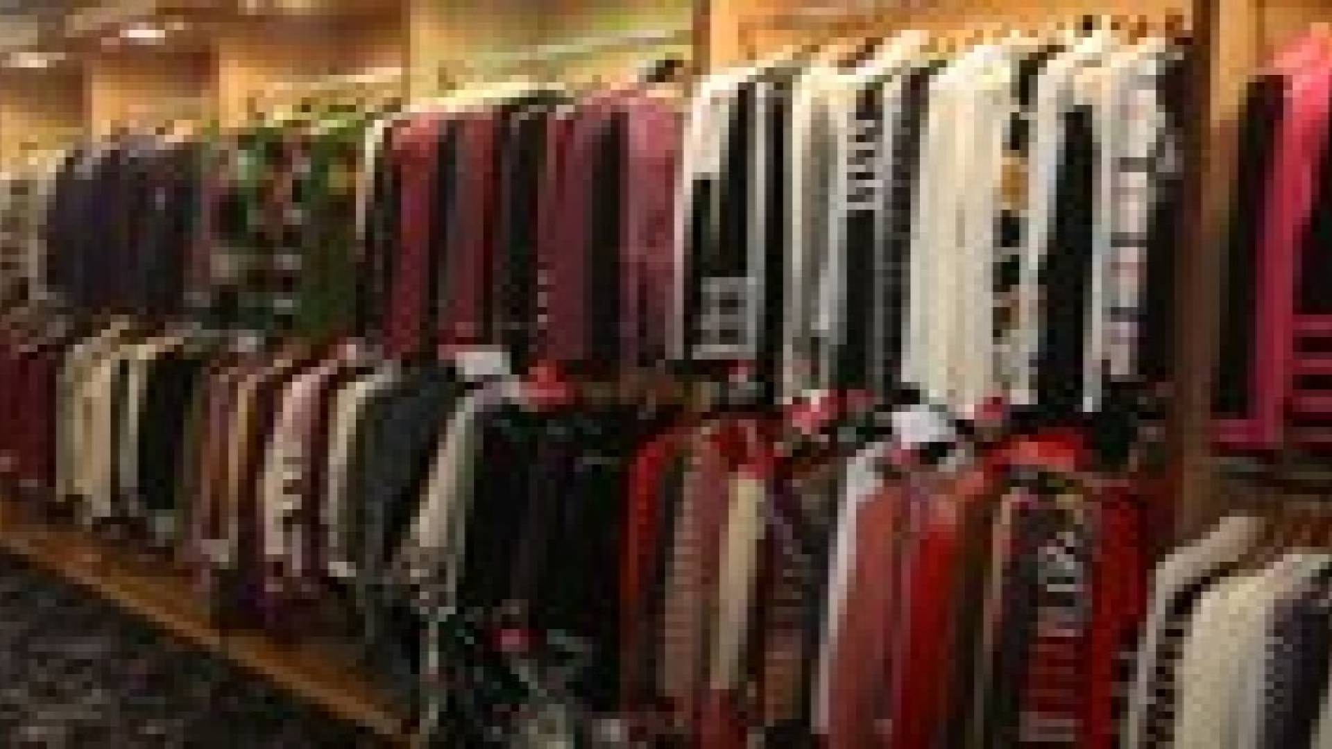 ركود قطاع الألبسة يدفع التجار إلى التنزيلات