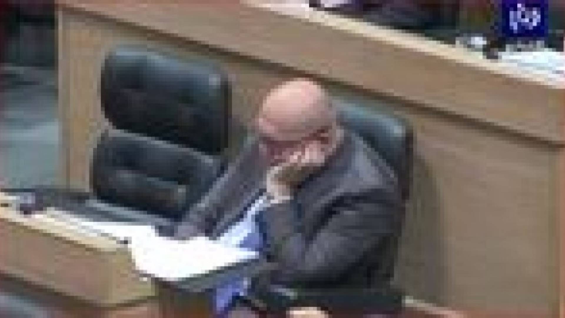الوزير هلسة و قد غلبه النعاس في مناقشات الأعيان للموازنة