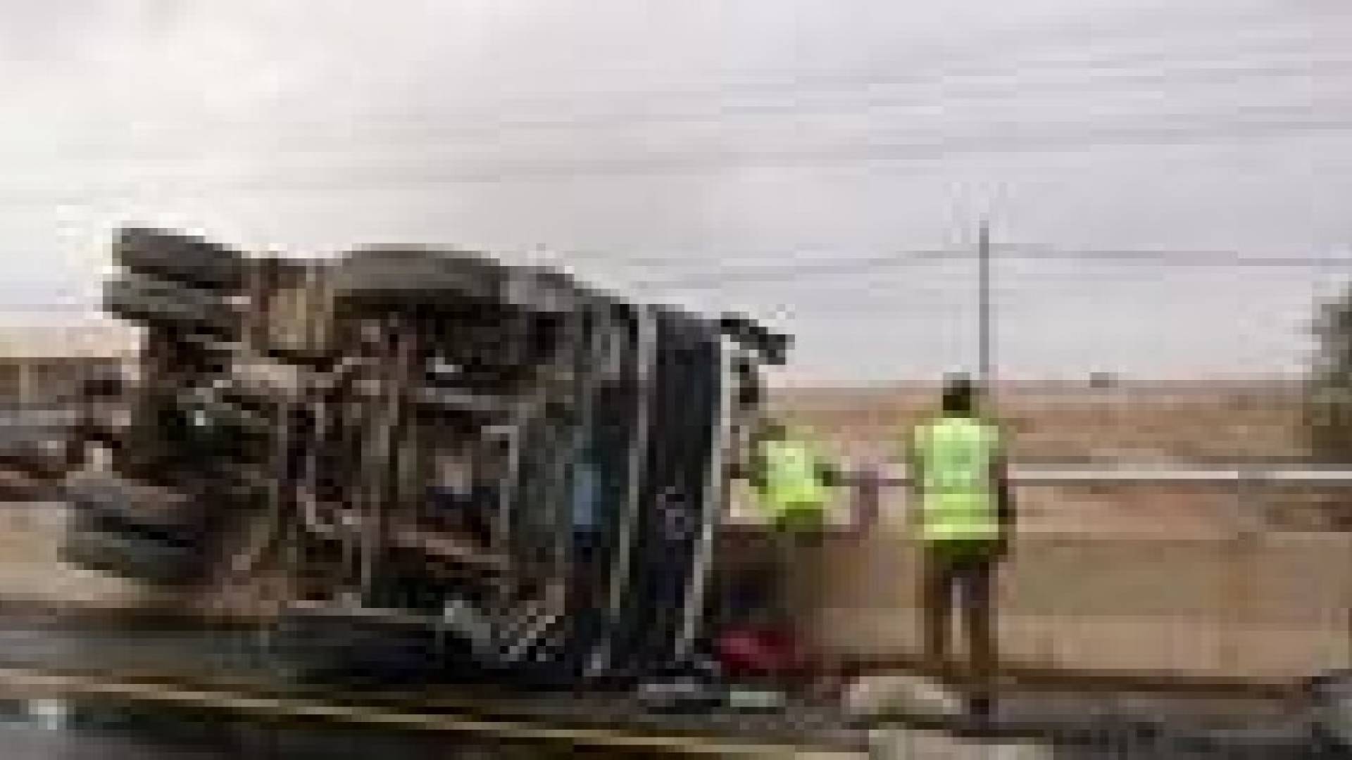 اصابة 4 اشخاص بانقلاب شاحنه على اوتستراد الزرقاء