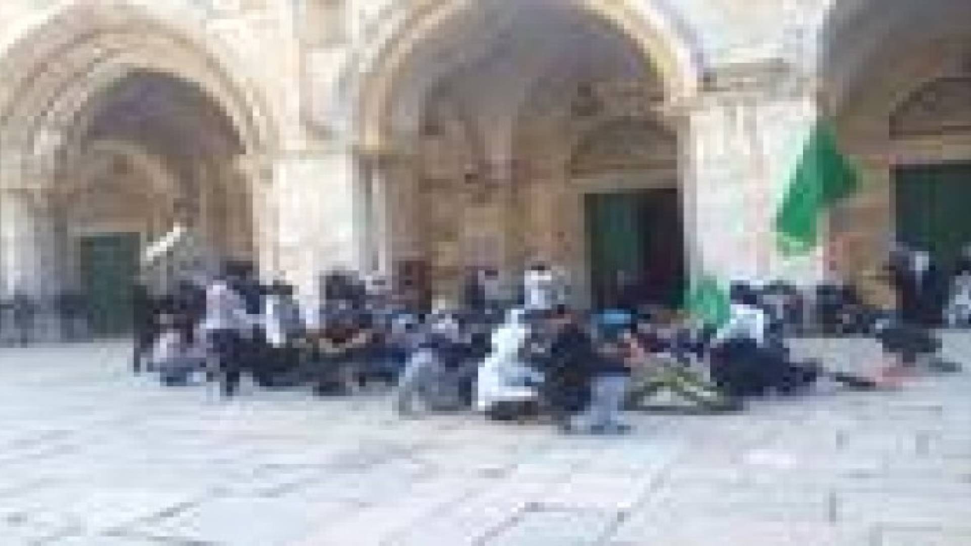 اشتباكات بين المقدسيين وقوات الاحتلال على بوابات المسجد الاقصى "صور"