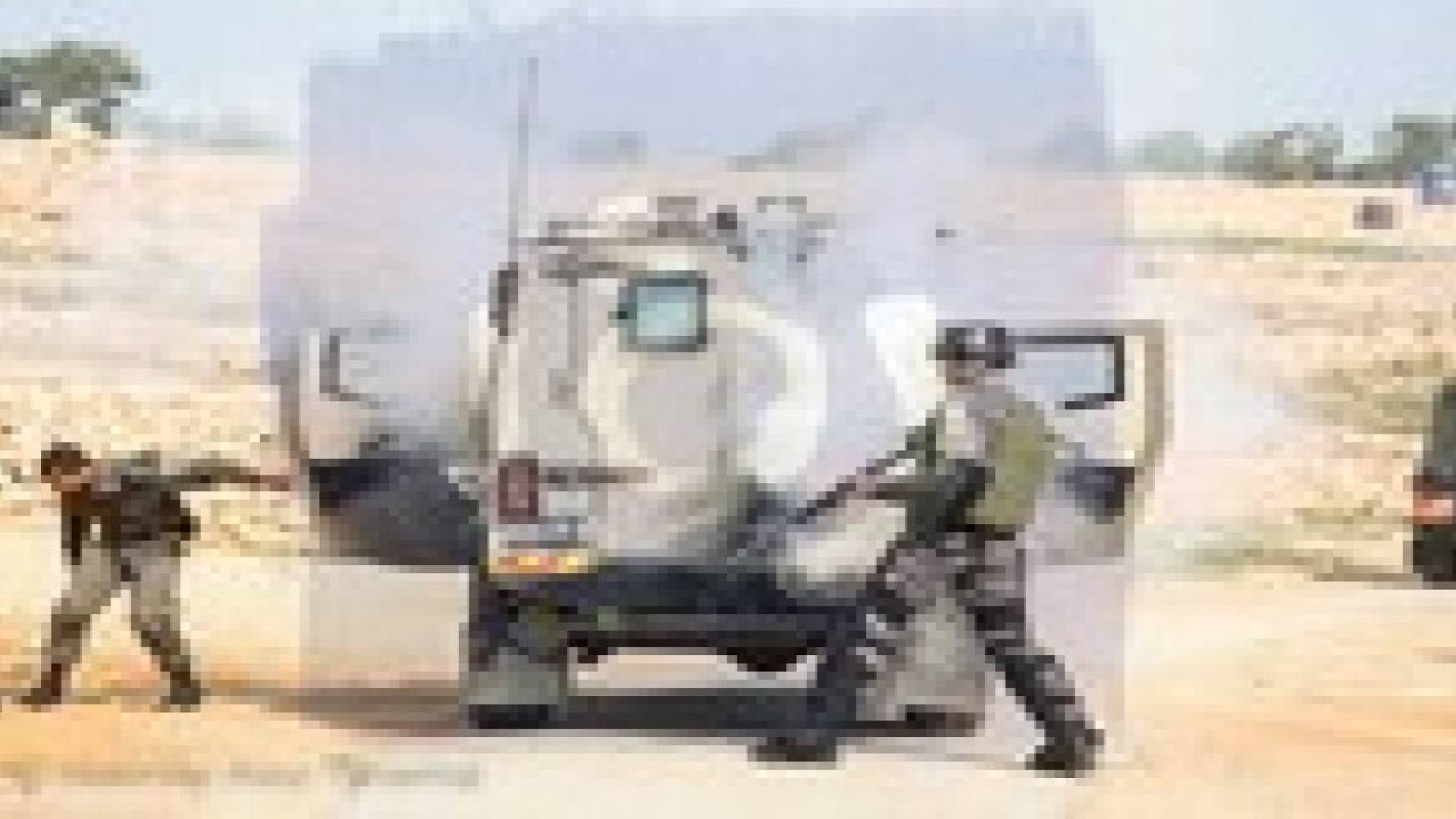 بالصور .. اختناق جنود الاحتلال اثر انفجار قنبلة غاز