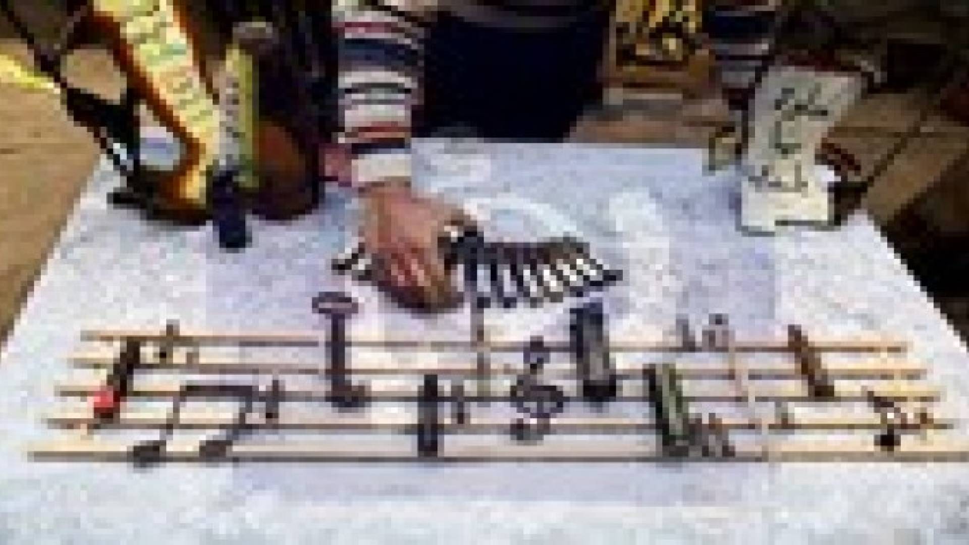 محمد.. لاجيء فلسطيني يحول قذائف إسرائيل لتحف فنية "صور"