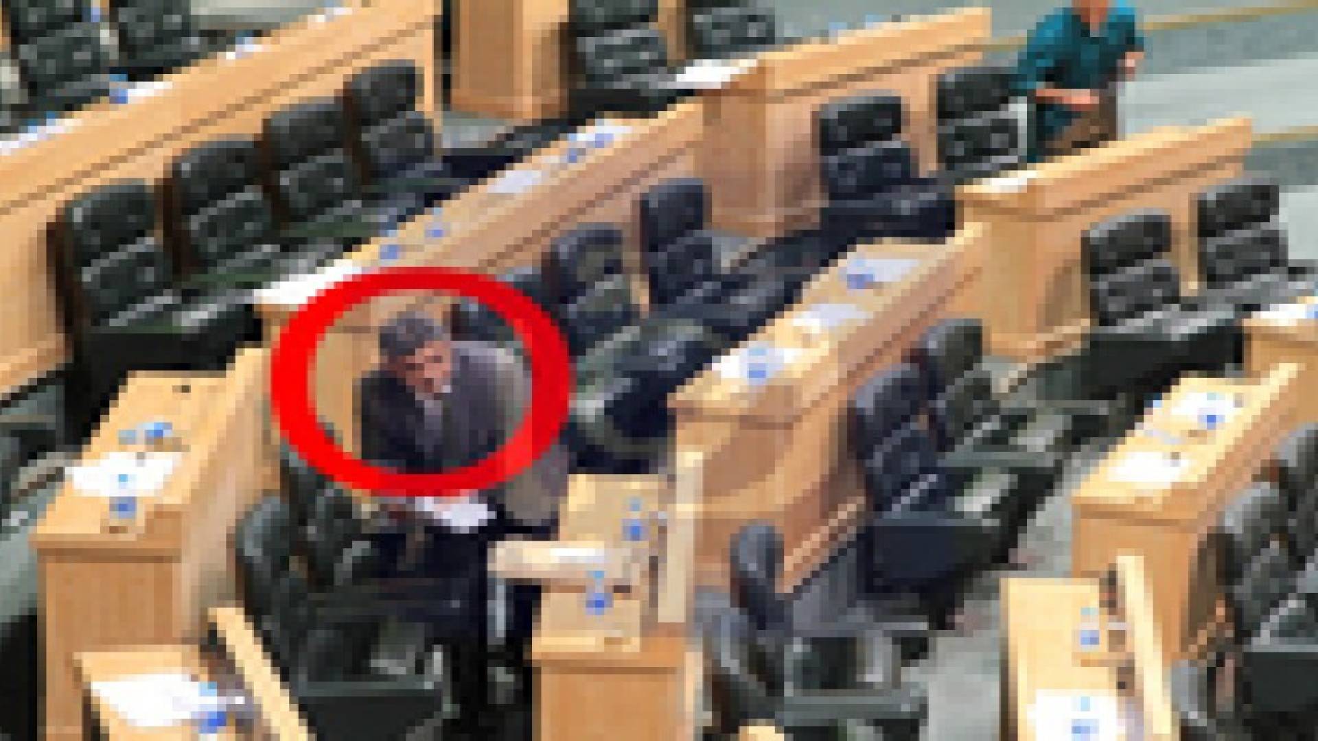 نواب يدخنون أثناء انعقاد جلسات مجلس الأمة "فيديو وصور"