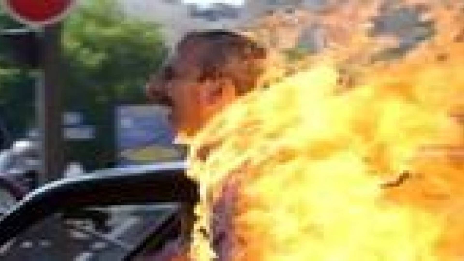 رجل يحرق نفسه أمام وزارة النفط الإيرانية