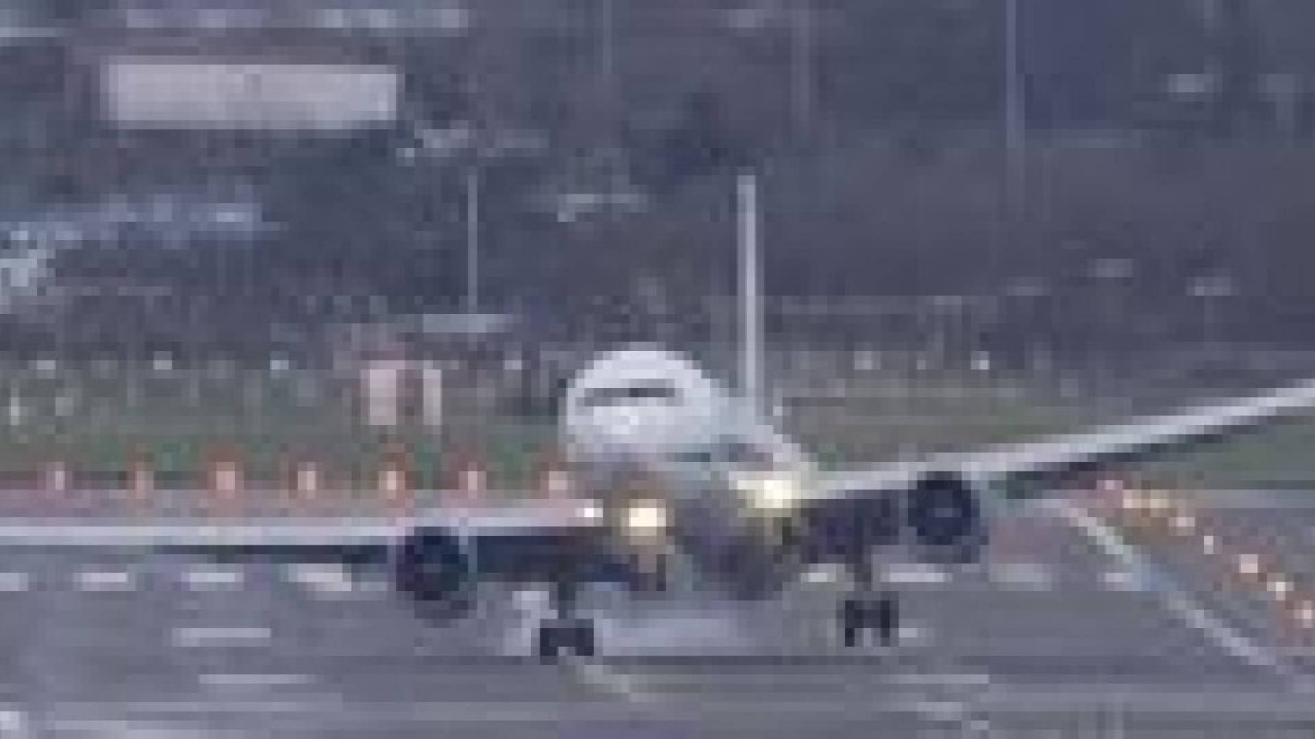 طائرة تتأرجح قبل هبوطها "فيديو"