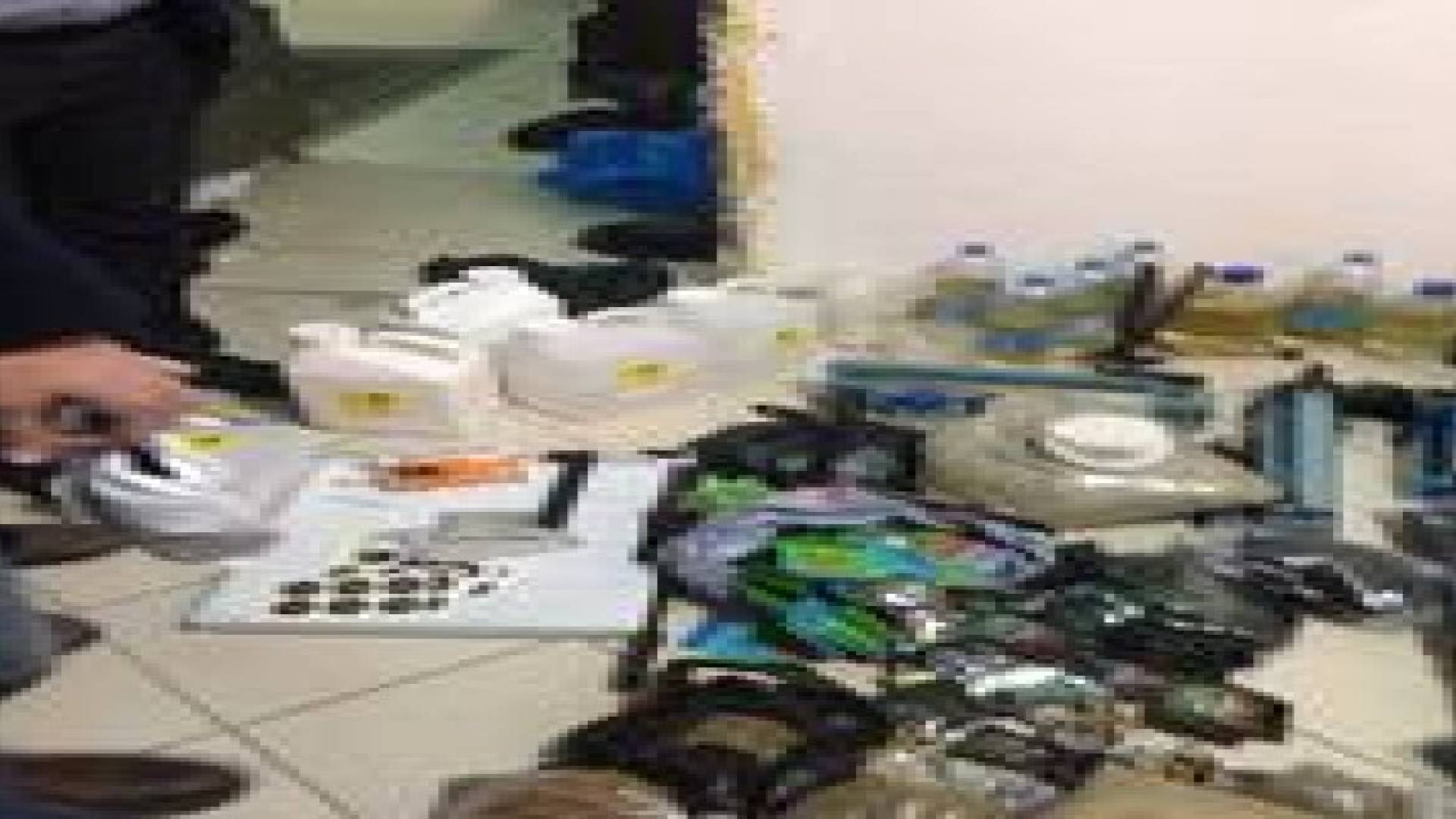 القبض على 5 مطلوبين يصنعون مواد مخدرة ...صور