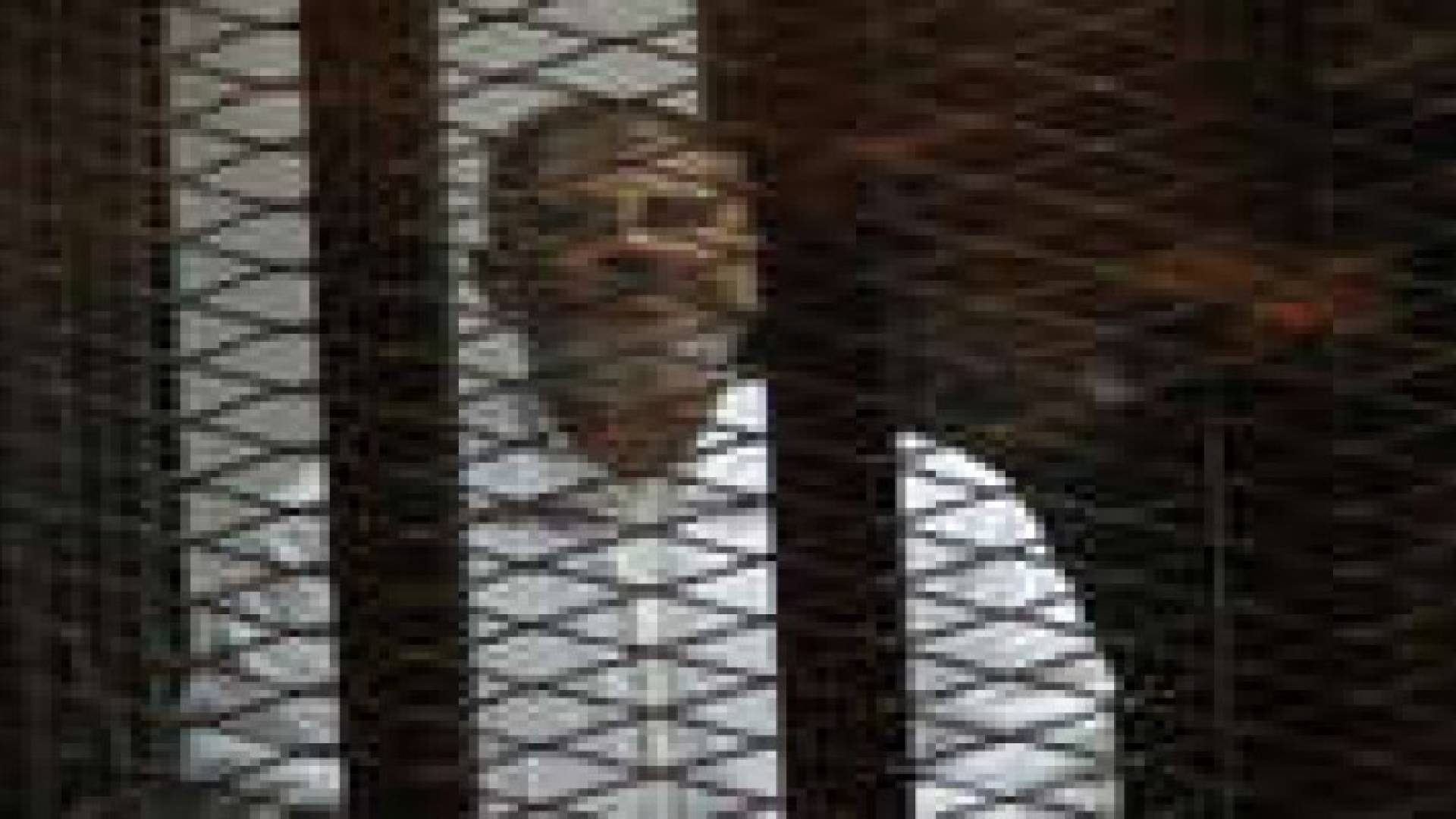 مرسي من داخل القفص: أنا رئيس الجمهورية