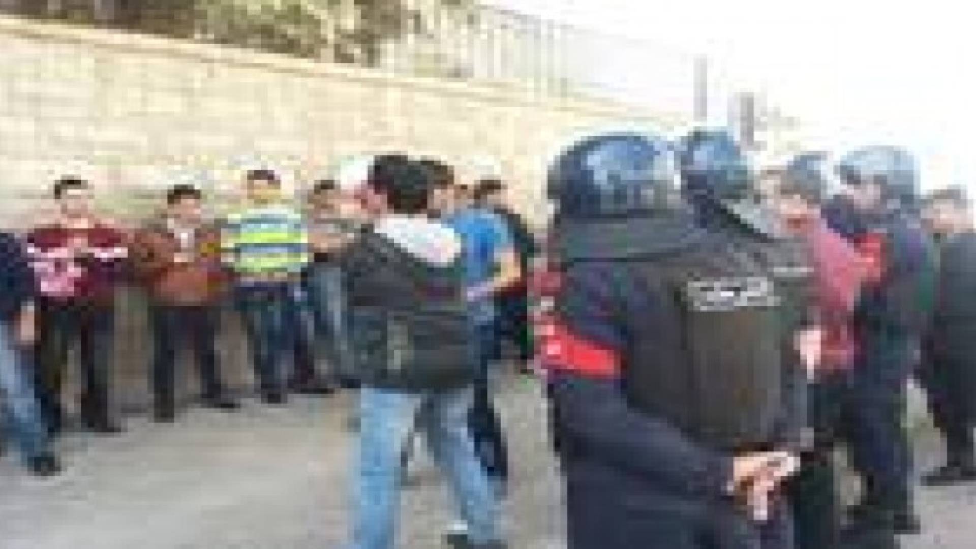 طلبة "التوجيهي" يعتصمون امام "التربية"