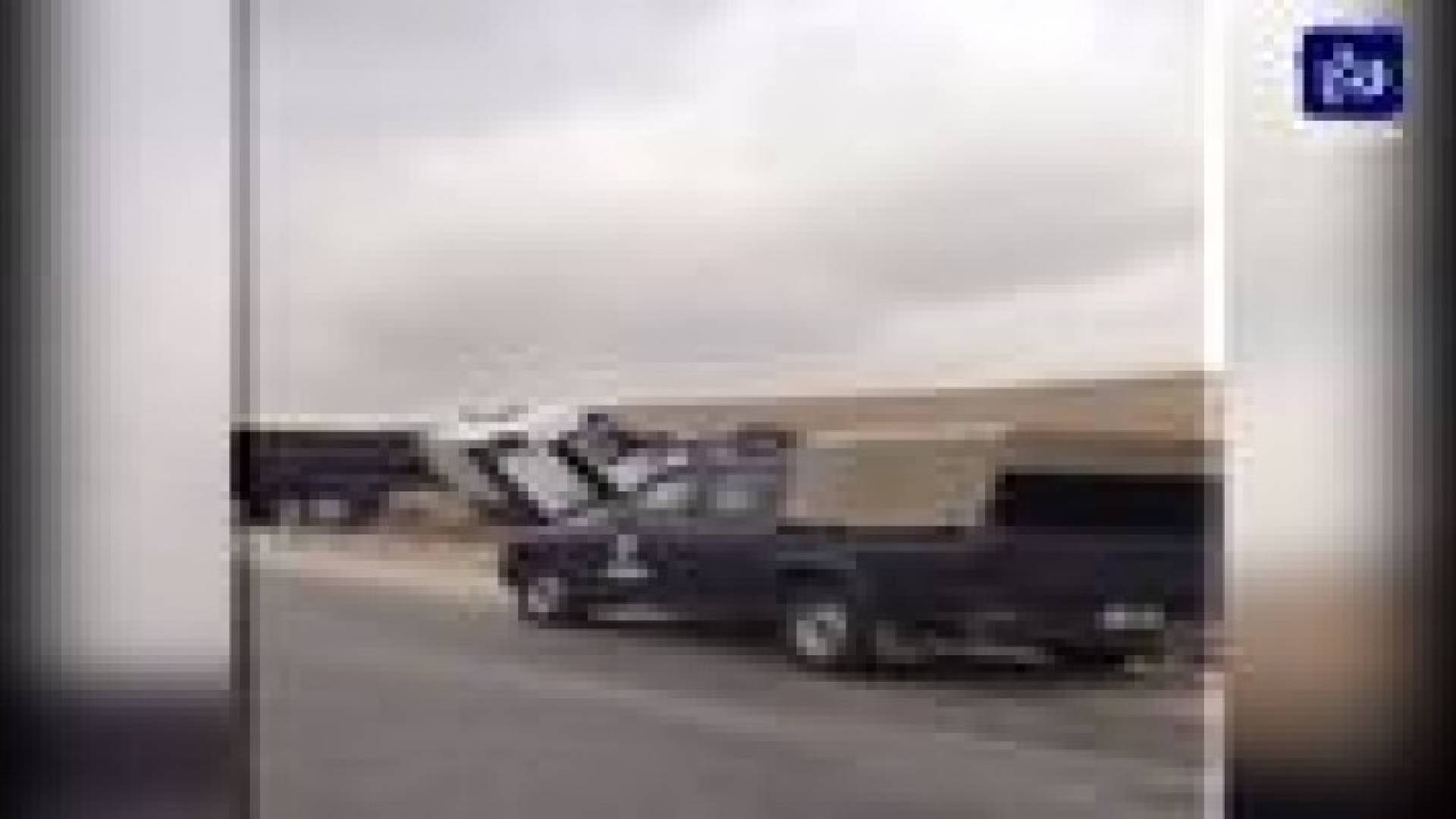 عمان : 4 اصابات إثر تدهور شاحنة "فيديو"